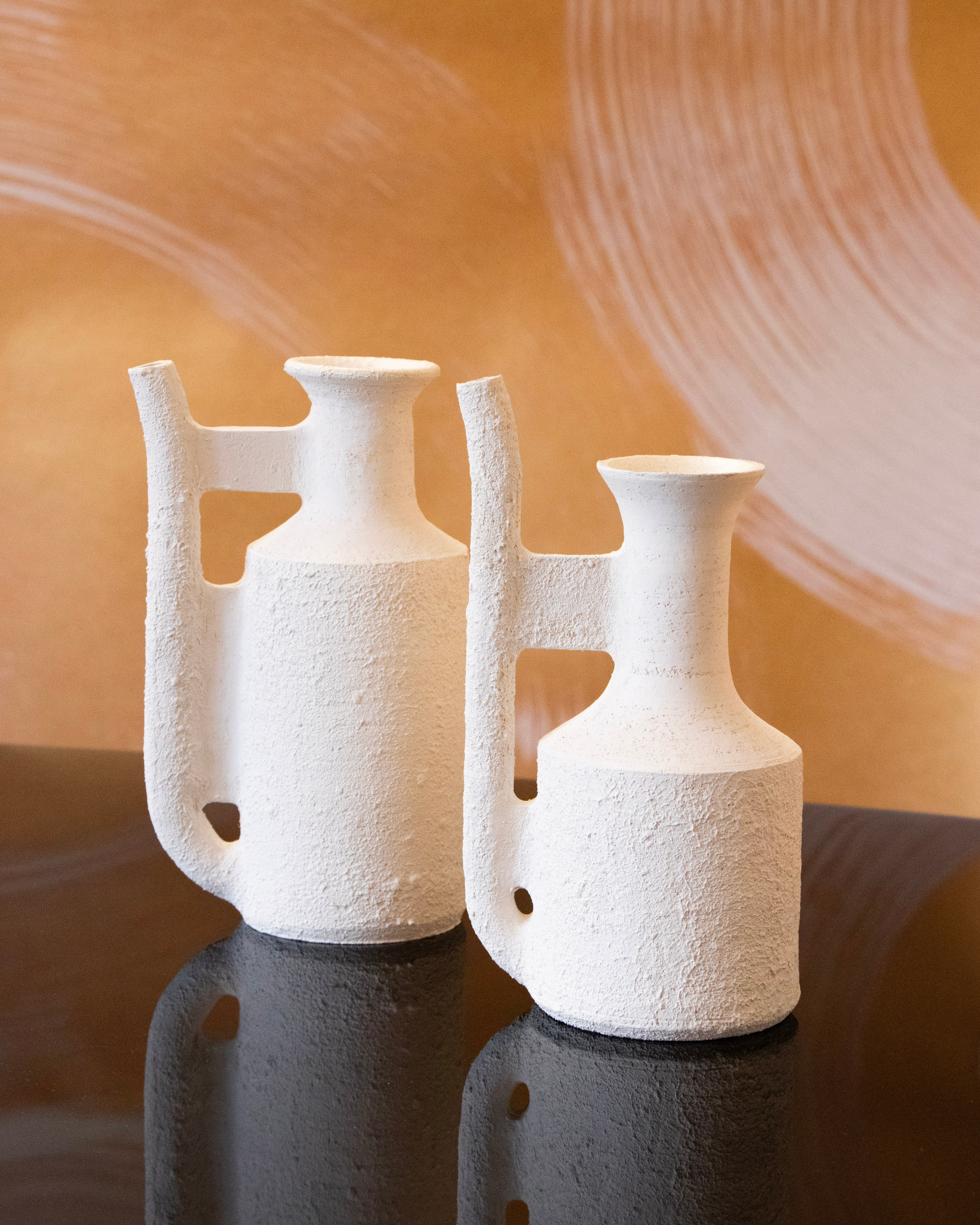 paire de verseuses à long col et bec verseur simple en porcelaine chamottée blanche