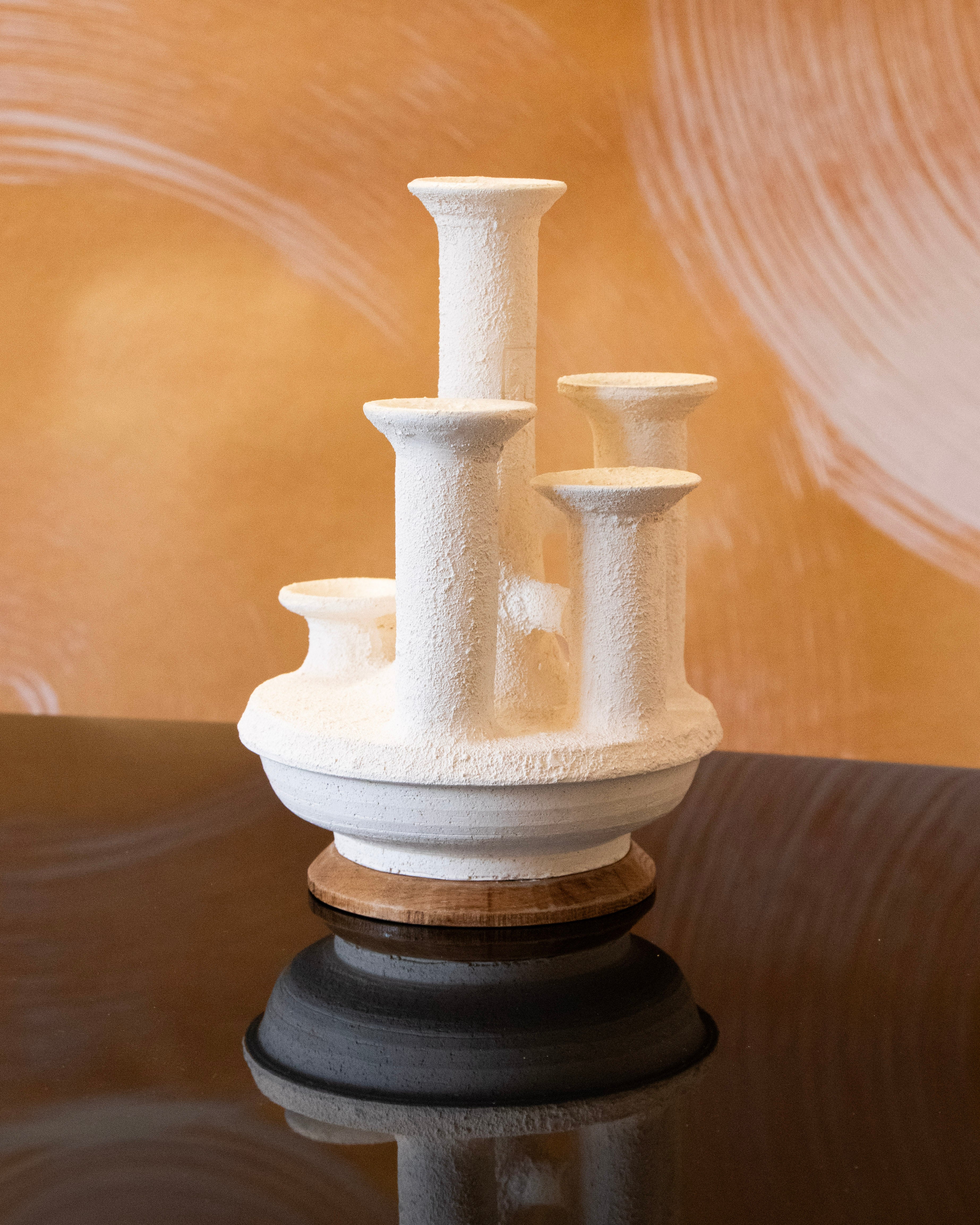 vase tulipier large en ceramique blanche chamottée à cinq futs et base en chêne