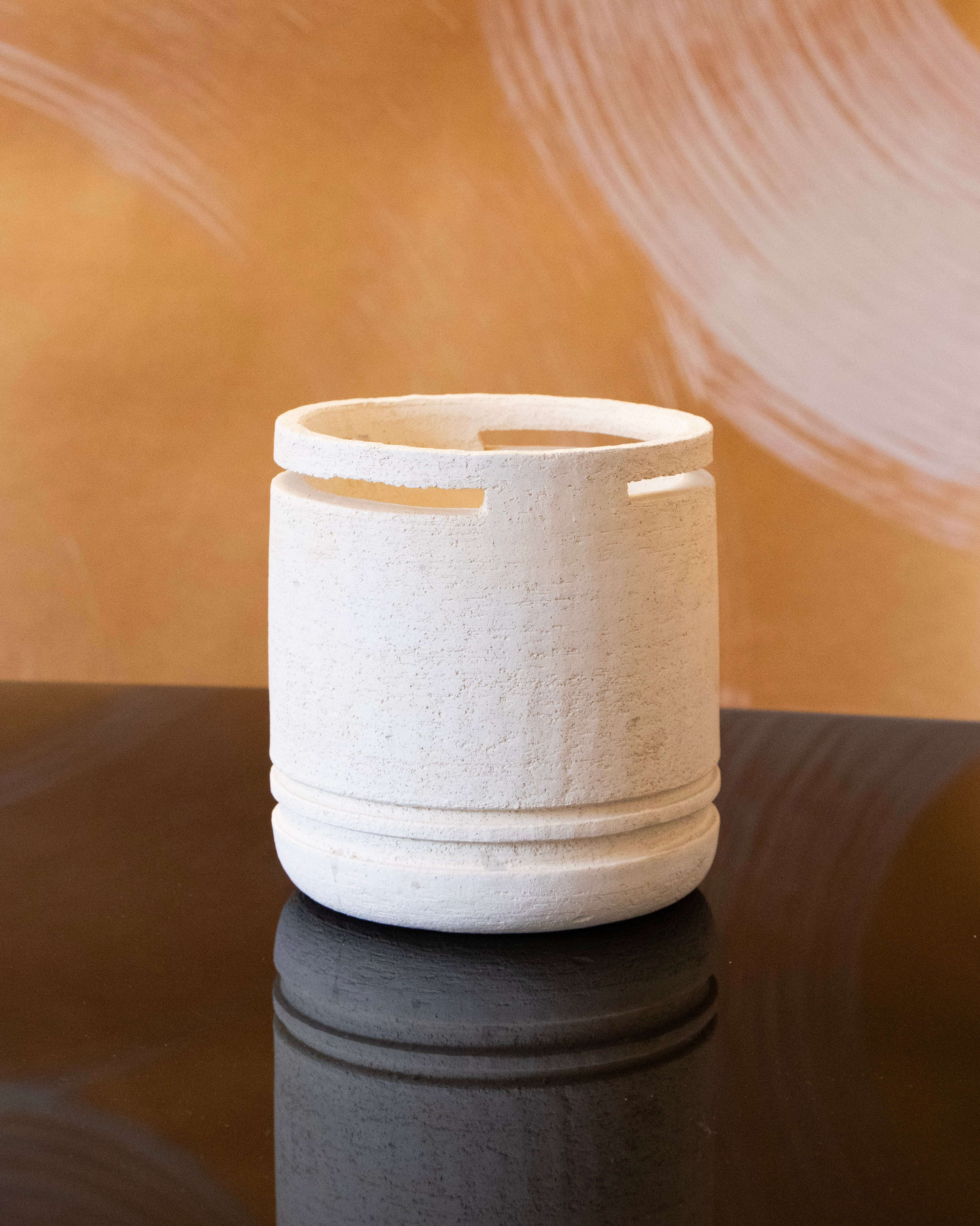 pot à pinceaux dit bitong en ceramique chamottée blanche