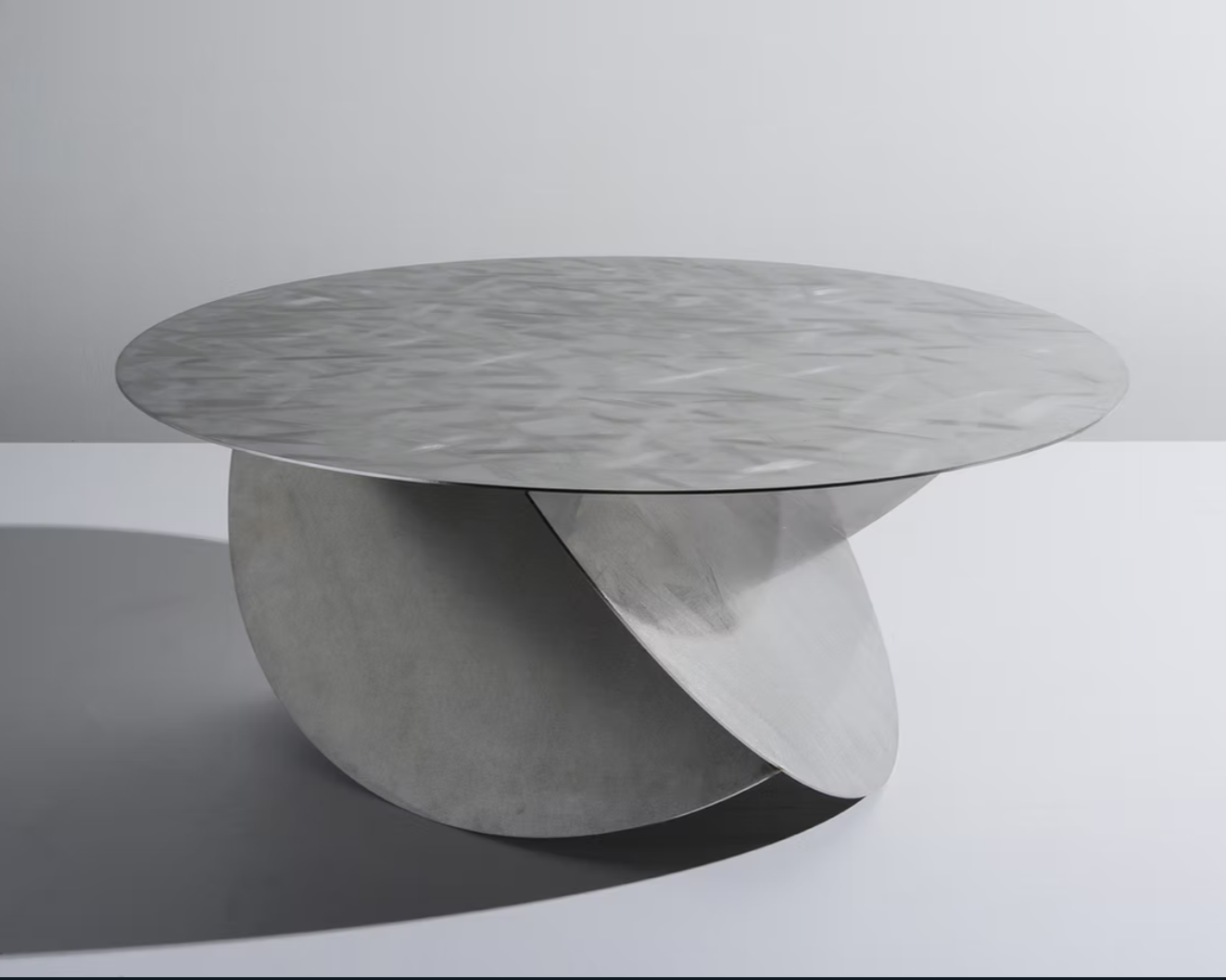 PROJET TABLE BASSE SPHERE : demi-sphère en acier inox, cuivre ou laiton, lumière et matière dialoguent dans un design contemporain.