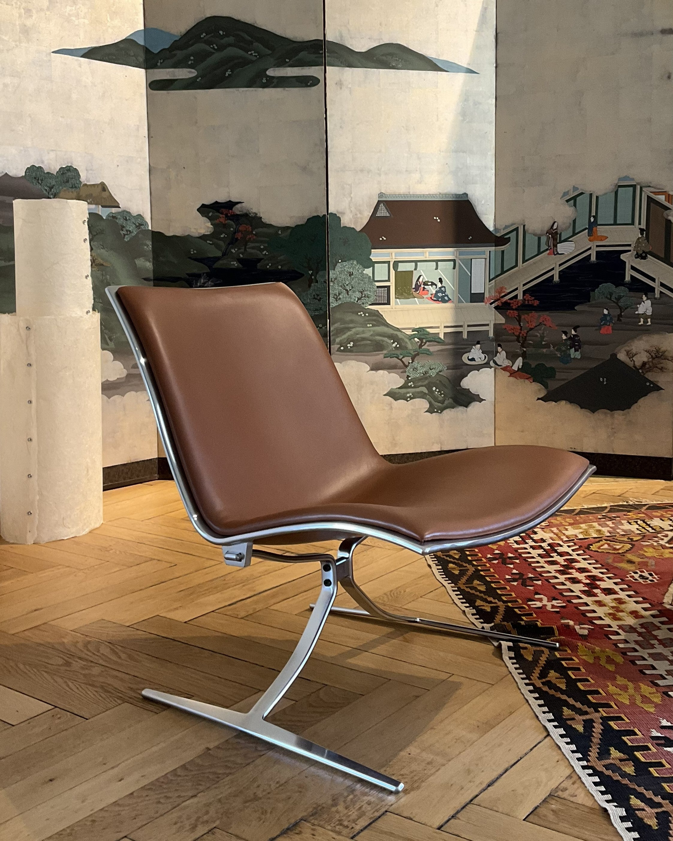 Fauteuil lounge JK 710 dite Skater Chair de Jørgen Kastholm en acier chromé et cuir aniline.