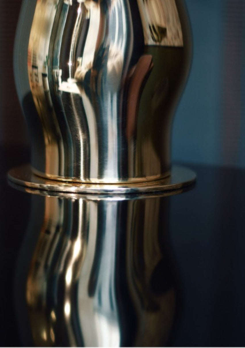 LINA : Lampe en laiton, sculpturale, martelée et poli à la main, mêlant design contemporain et poésie lumineuse.