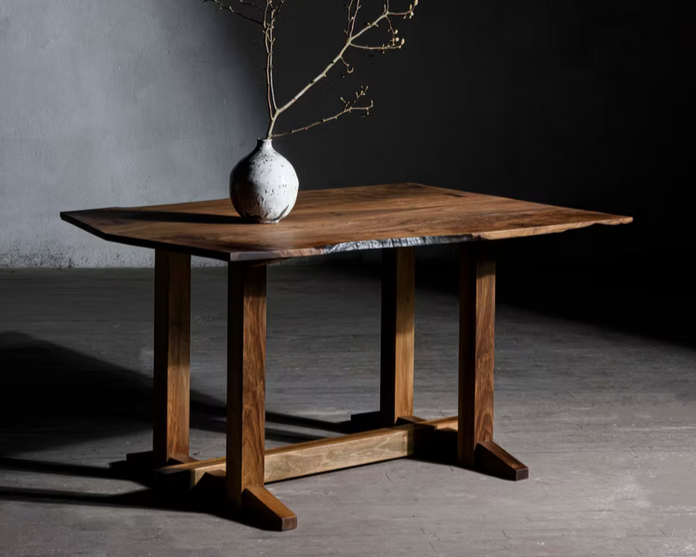 Table ARONDE en noyer massif inspiré de Nakashima, Mobilier Souvet. Artisanat d’art, bois noble et esthétique intemporelle.