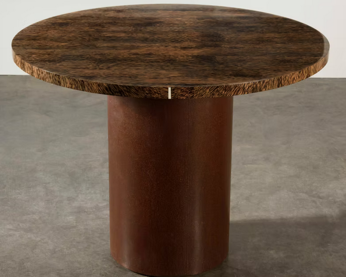 Table STIPE en stipe de cocotier et acier oxydé, par Pascal Souvet. Design Art déco et savoir-faire artisanal contemporain
