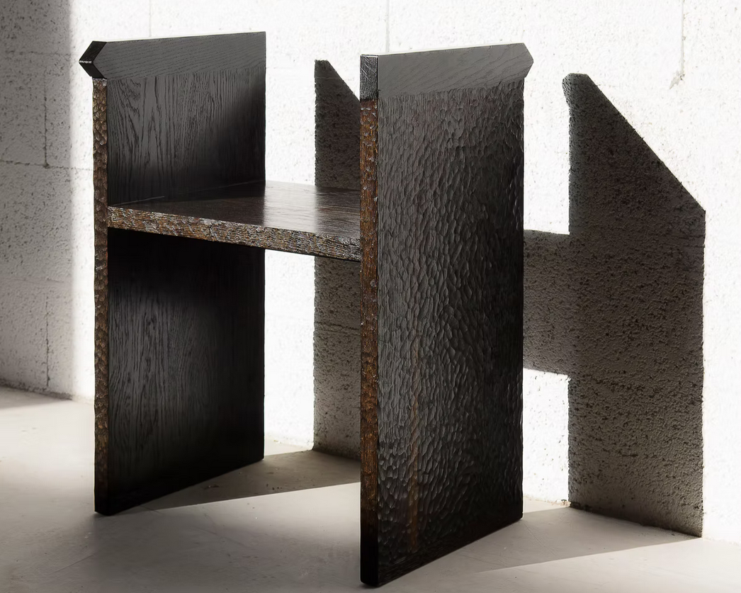 Tabouret HERITAGE en chêne massif sculpté à la gouge. Entre Art déco et geste artisanal.