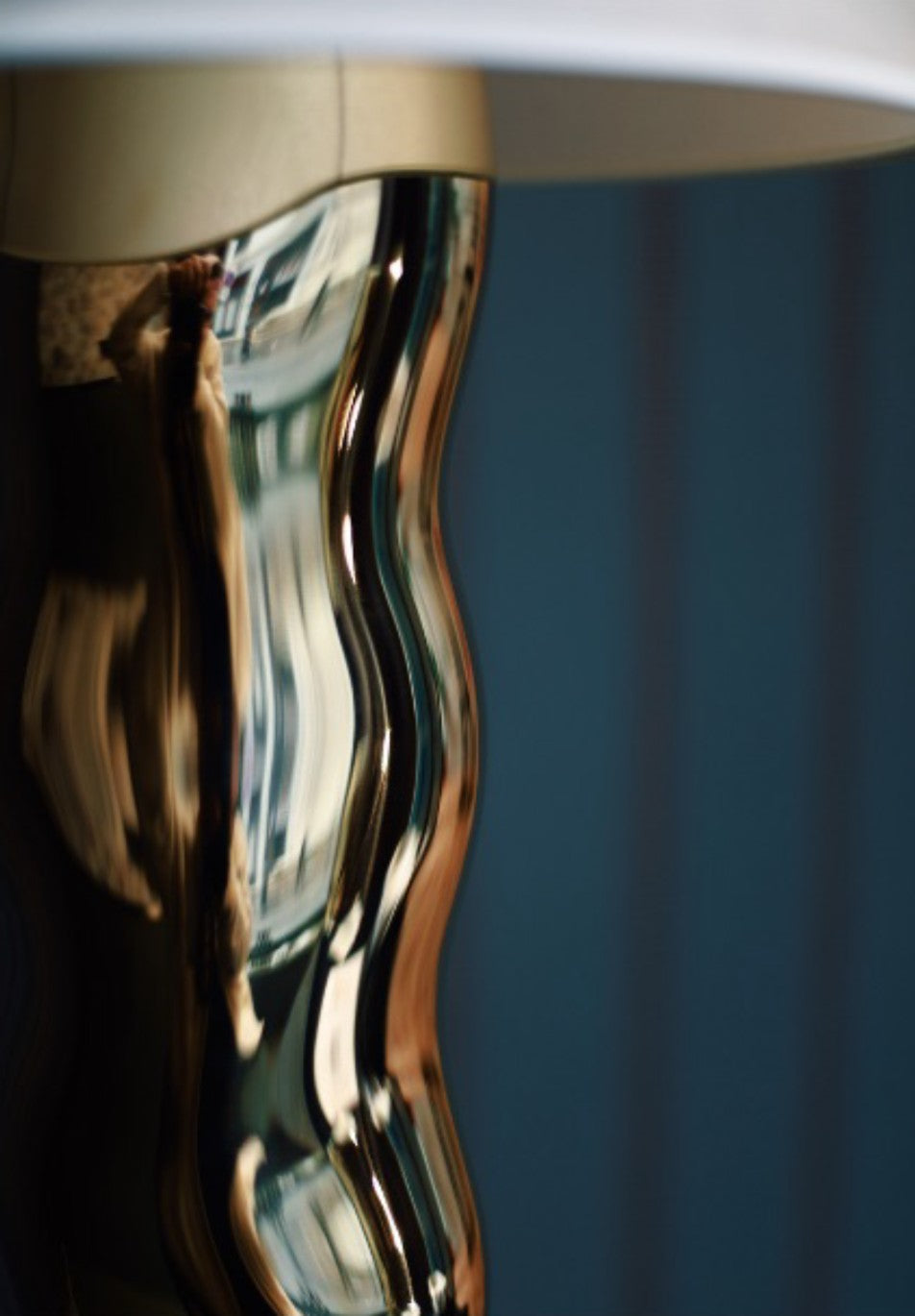 Lampe lina par victor tison en laiton zoom sur la colonne avec jeux de lumière