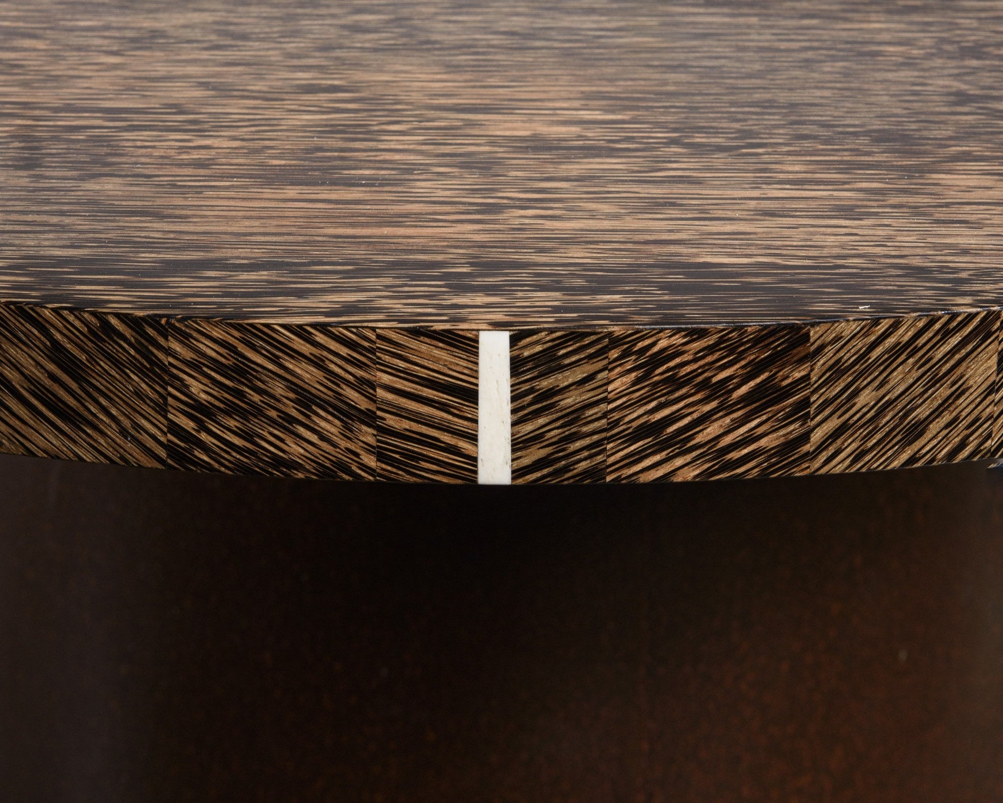 Table STIPE en stipe de cocotier et acier oxydé, par Pascal Souvet. Design Art déco et savoir-faire artisanal contemporain