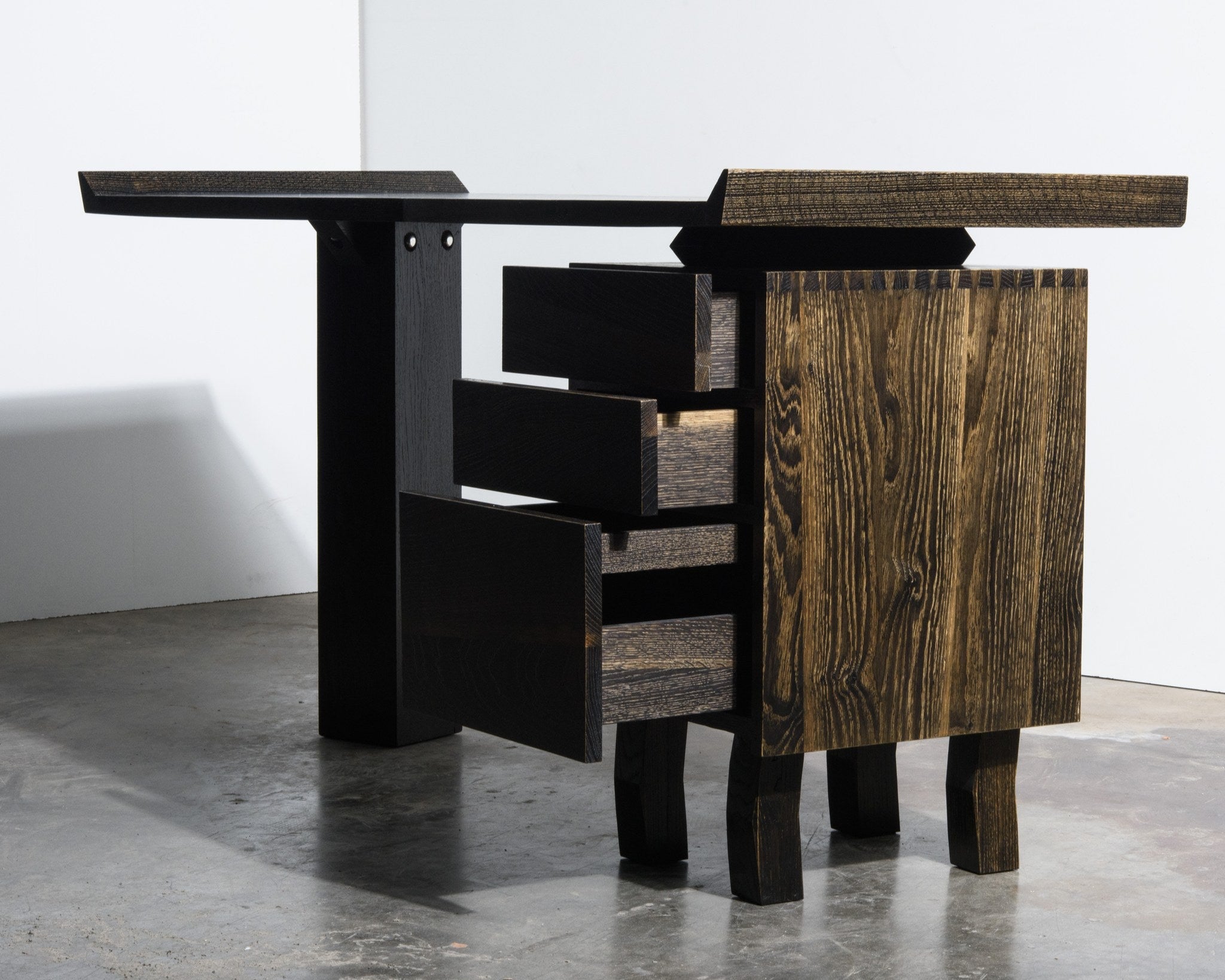 Bureau PASCAL en chêne ébonisé avec tiroirs, par Pascal Souvet. Artisanat d’art, ébénisterie contemporaine et design durable.