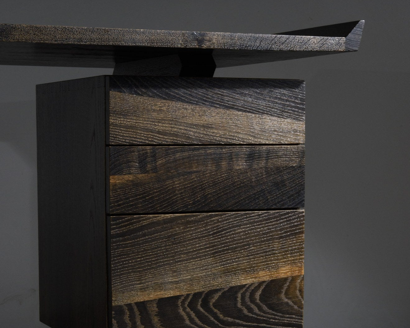 Bureau PASCAL en chêne ébonisé avec tiroirs, par Pascal Souvet. Artisanat d’art, ébénisterie contemporaine et design durable.