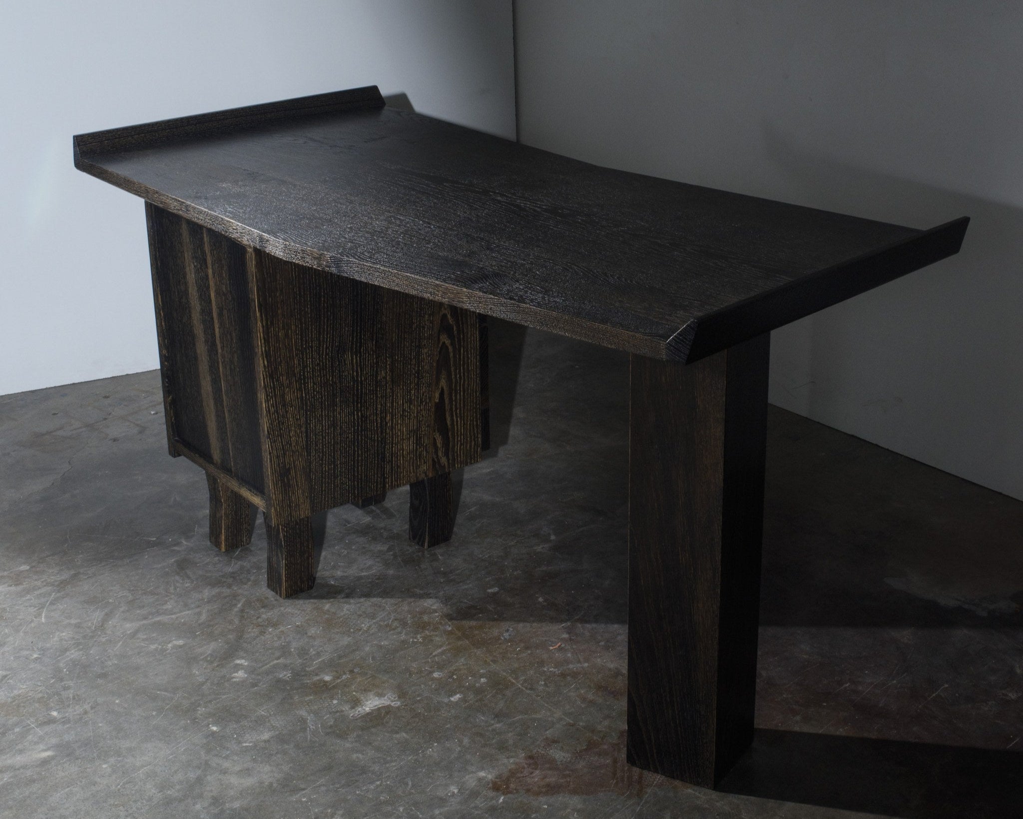 Bureau PASCAL en chêne ébonisé avec tiroirs, par Pascal Souvet. Artisanat d’art, ébénisterie contemporaine et design durable.
