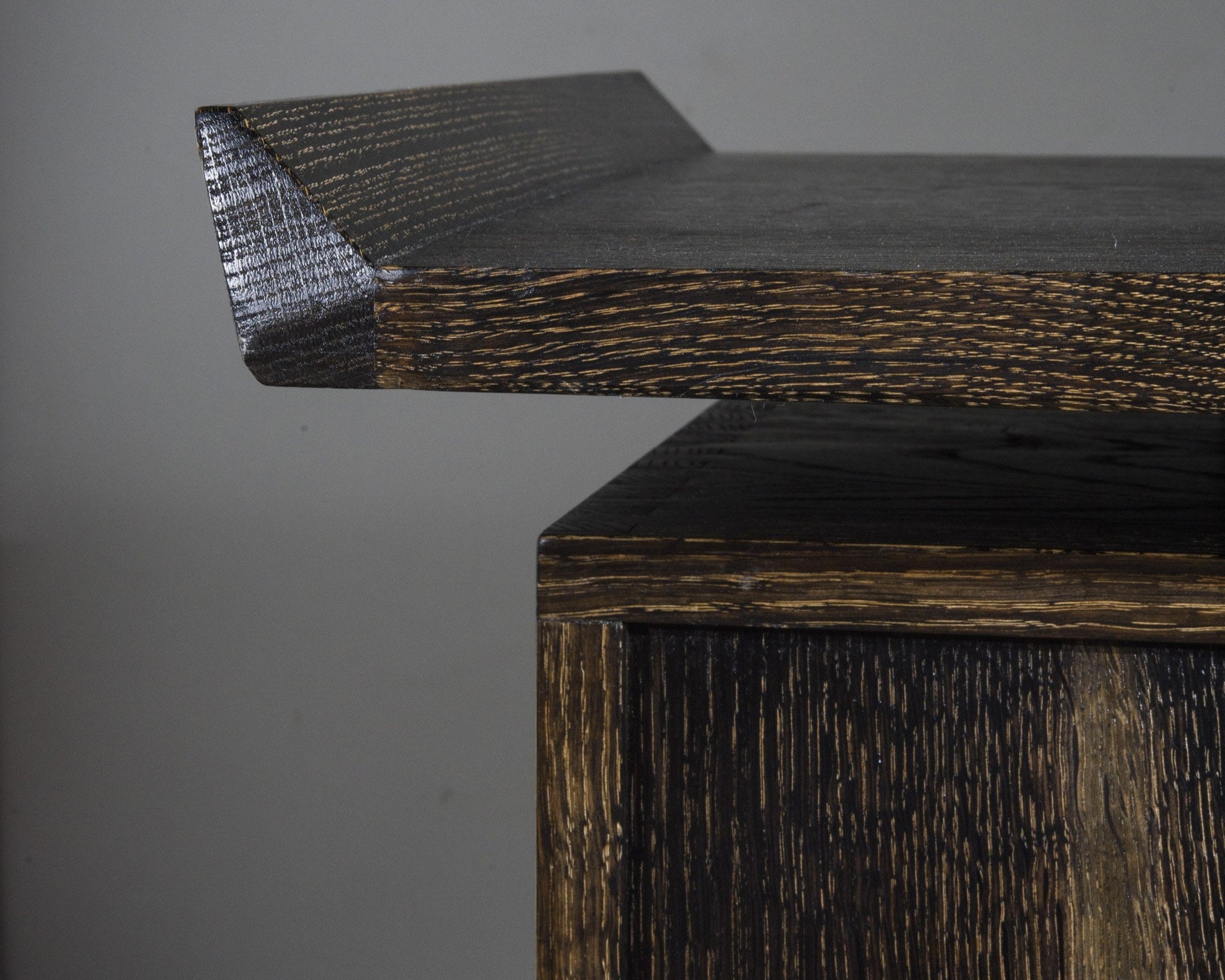Bureau PASCAL en chêne ébonisé avec tiroirs, par Pascal Souvet. Artisanat d’art, ébénisterie contemporaine et design durable.