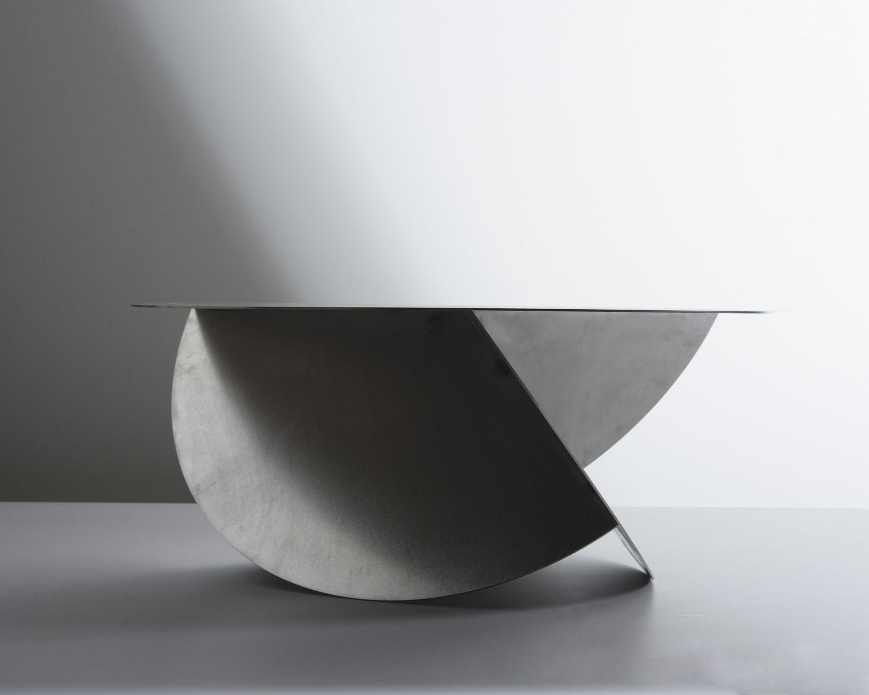 PROJET TABLE BASSE SPHERE : demi-sphère en acier inox, cuivre ou laiton, lumière et matière dialoguent dans un design contemporain.