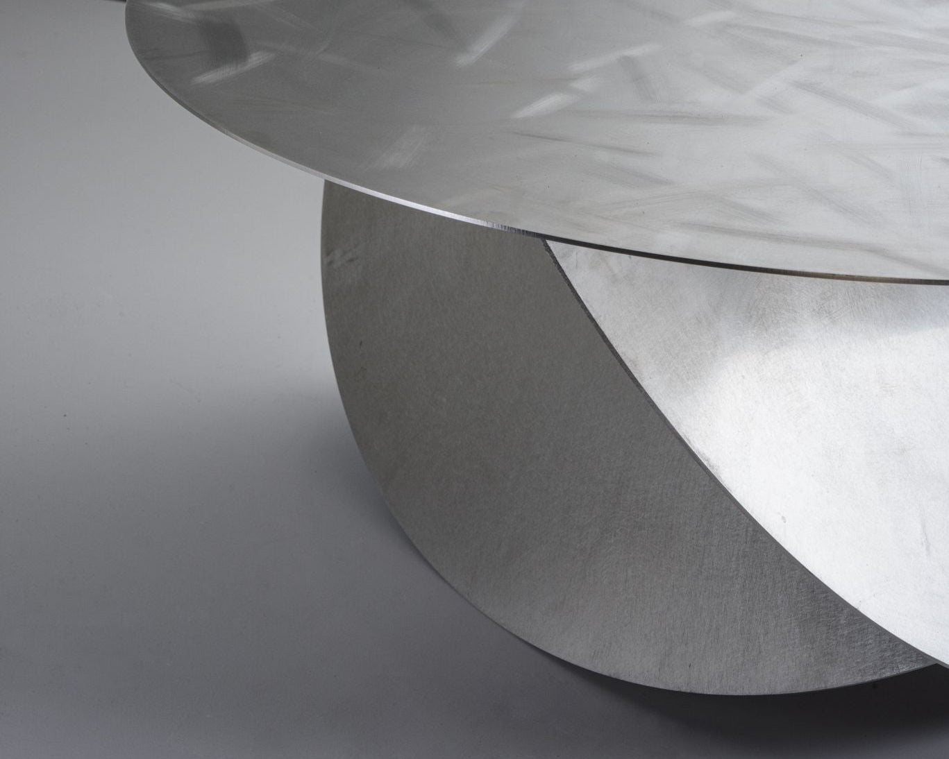PROJET TABLE BASSE SPHERE : demi-sphère en acier inox, cuivre ou laiton, lumière et matière dialoguent dans un design contemporain.