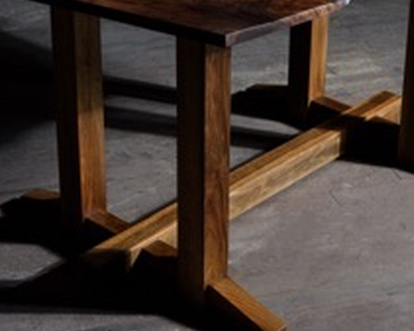 Table ARONDE en noyer massif inspiré de Nakashima, Mobilier Souvet. Artisanat d’art, bois noble et esthétique intemporelle.