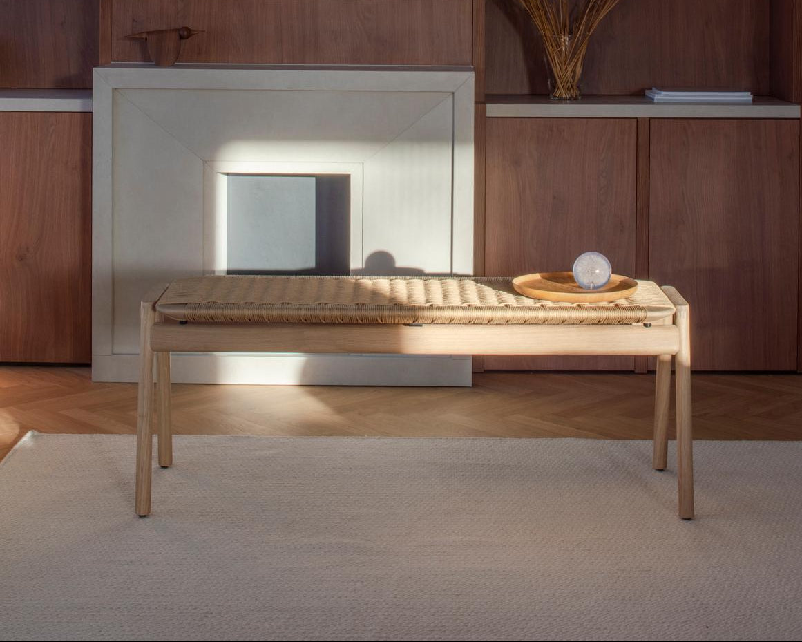 Banc KLUPA par Gazzda en chêne, assise en papercord, mis en situation pour le showroom LONGITUDE à Marseille