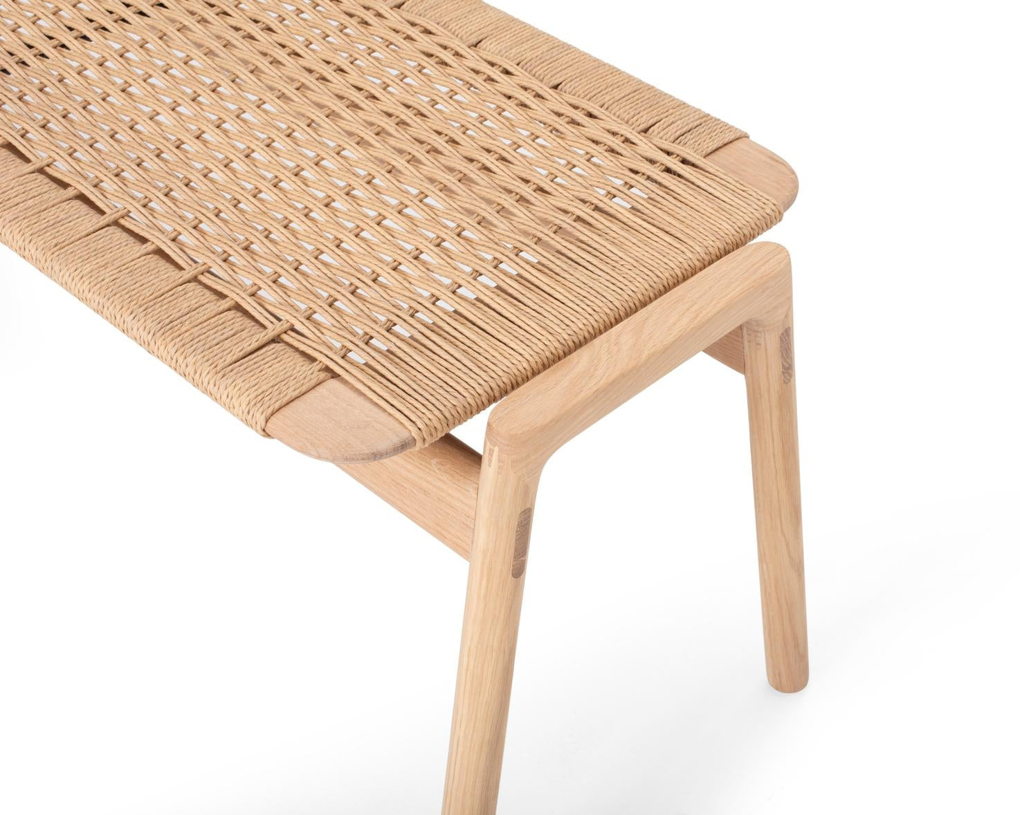 Banc KLUPA par Gazzda en chêne naturel, zoom sur l'assise en papercord, référencé au showroom LONGITUDE à Marseille