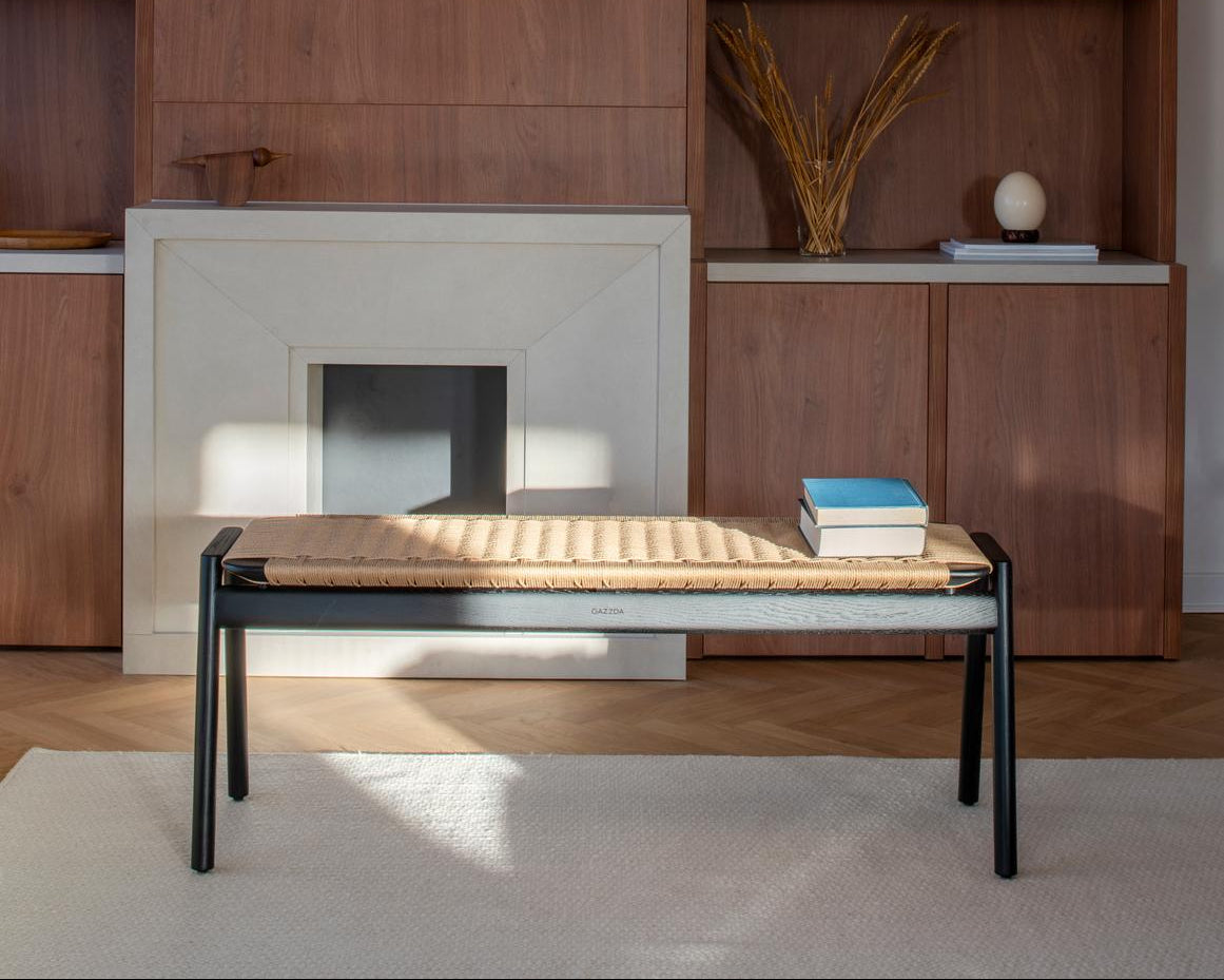 Banc KLUPA par Gazzda en bois maqué noir, assise en papercord, design contemporain, présenté au showroom LONGITUDE à Marseille