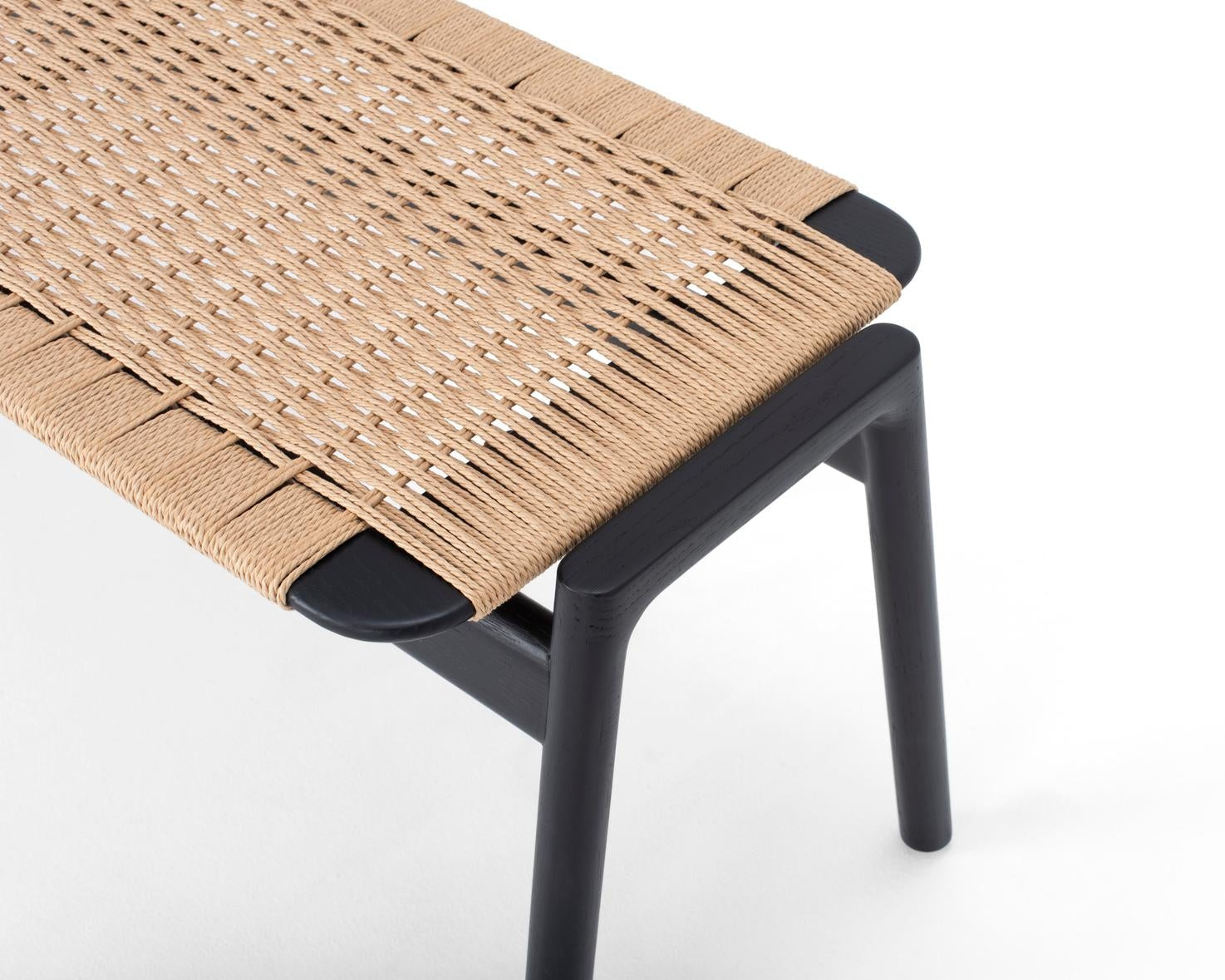 Banc KLUPA par Gazzda en bois laqué noir, zoom sur l'assise en papercord au showroom LONGITUDE à Marseille ou à distance
