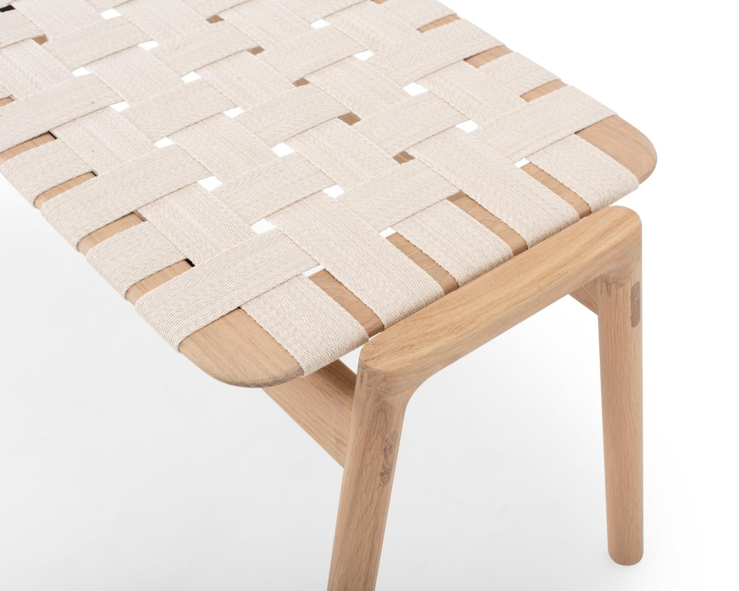 Banc KLUPA par Gazzda en chêne, assise en coton tissage blanc, selection gazzda au showroom LONGITUDE à Marseille