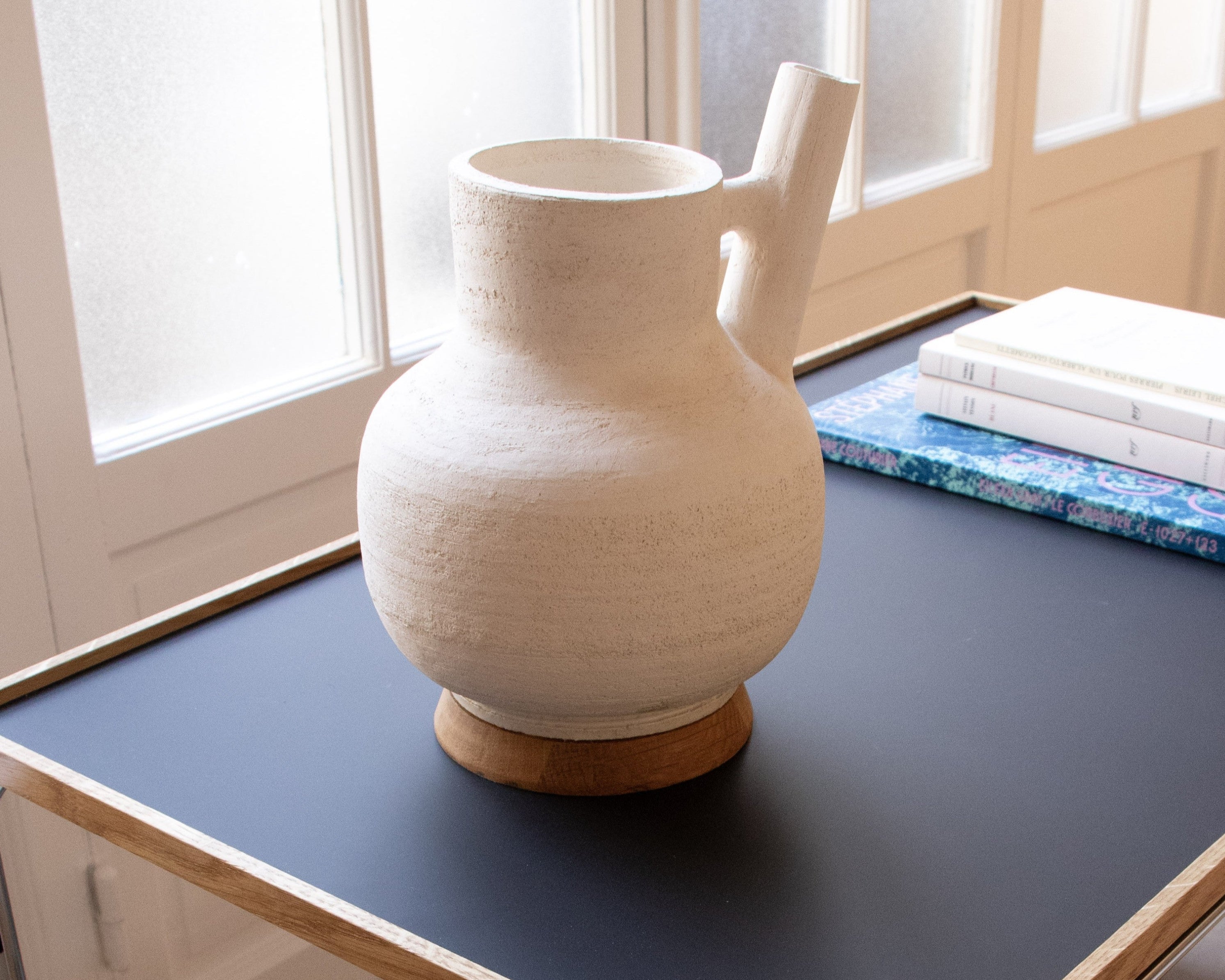 Pot à eau en céramique chamottée blanc et base en chêne