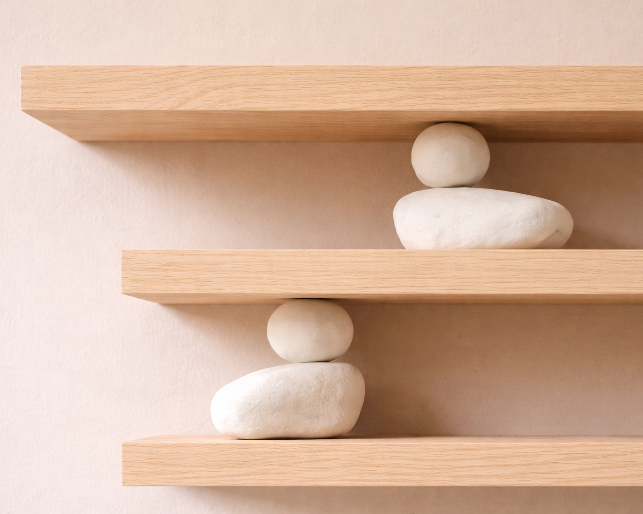bibliothèque contemporaine artisanale en bois, platane massif et galet de céramique zoom sur les piles de ceramiques