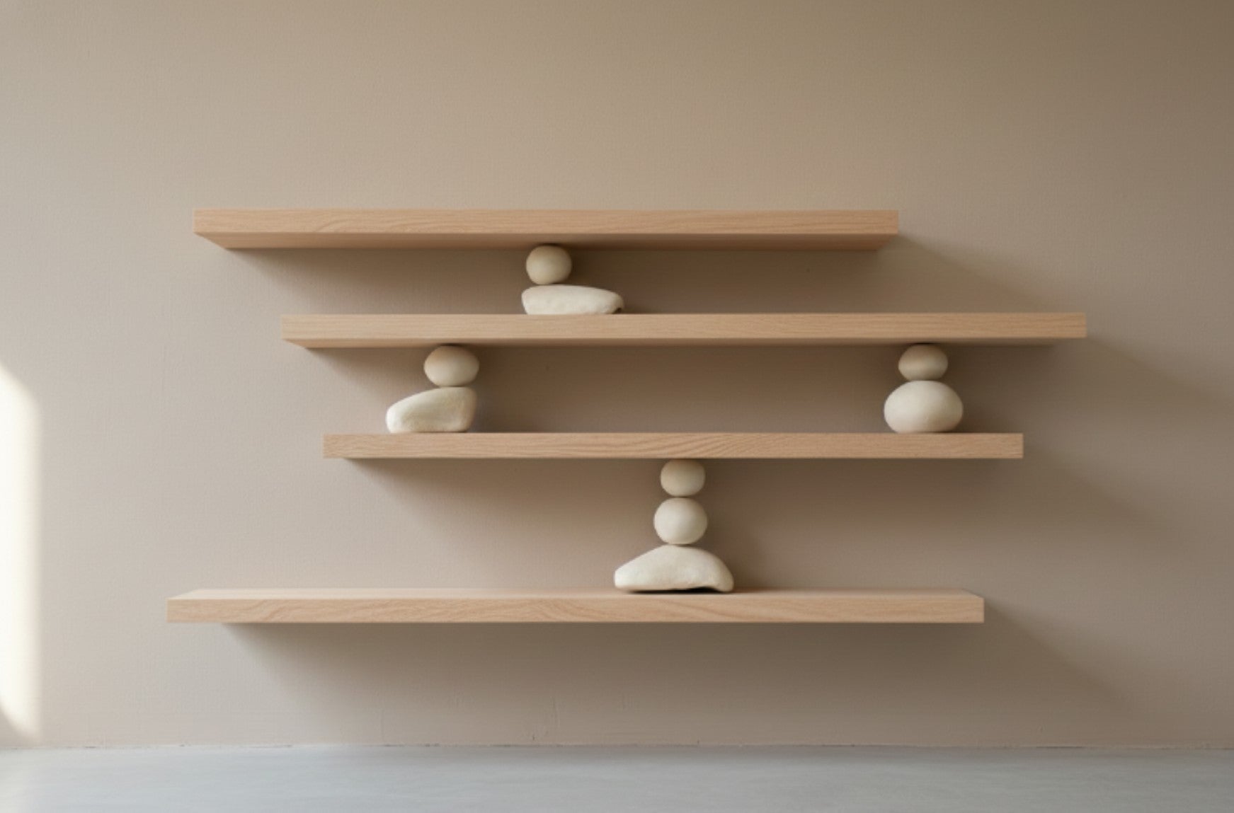 bibliothèque contemporaine artisanale en bois, platane massif et galet de céramique.