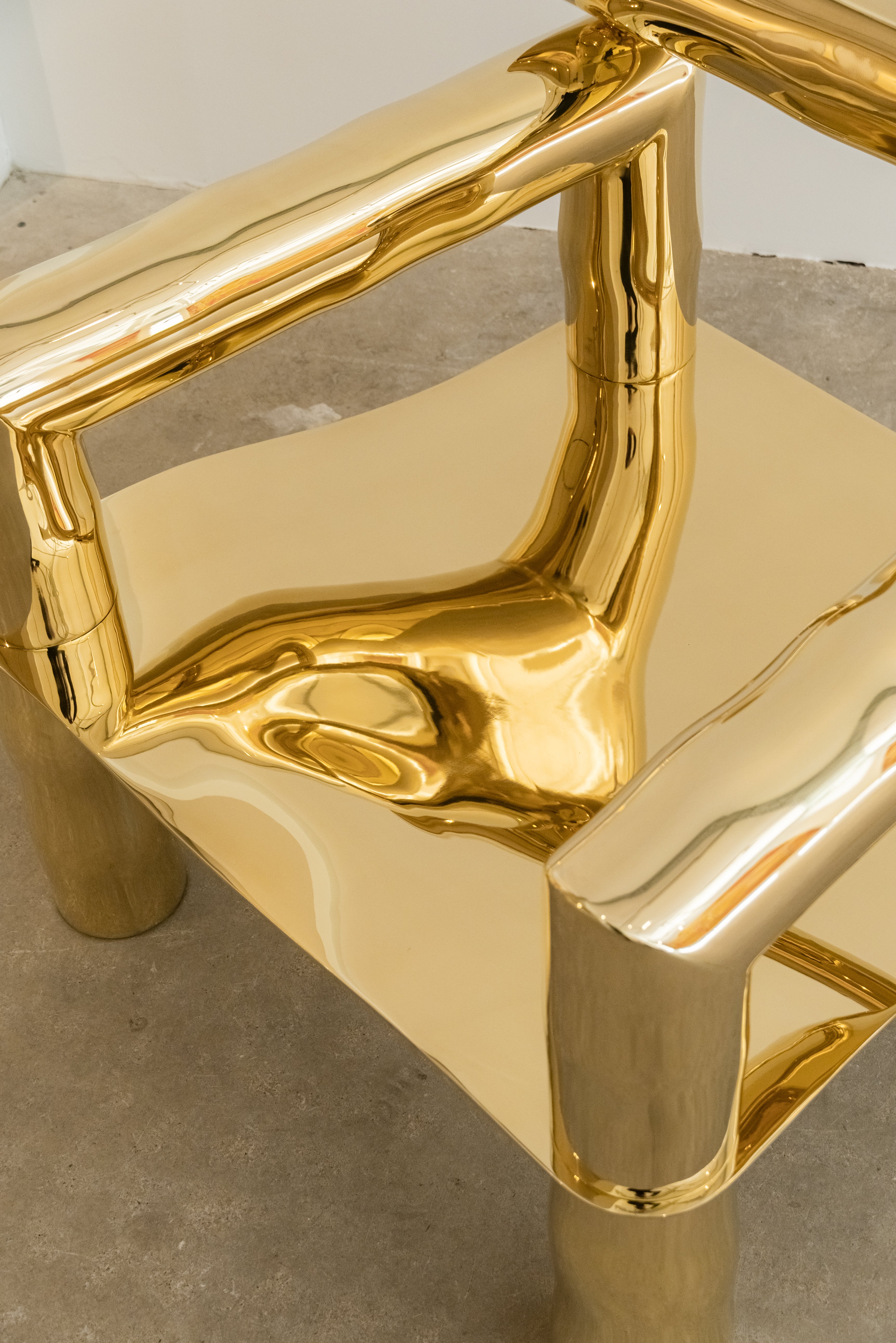 bobi fauteuil signature de victor tison en laiton vue de l'assise
