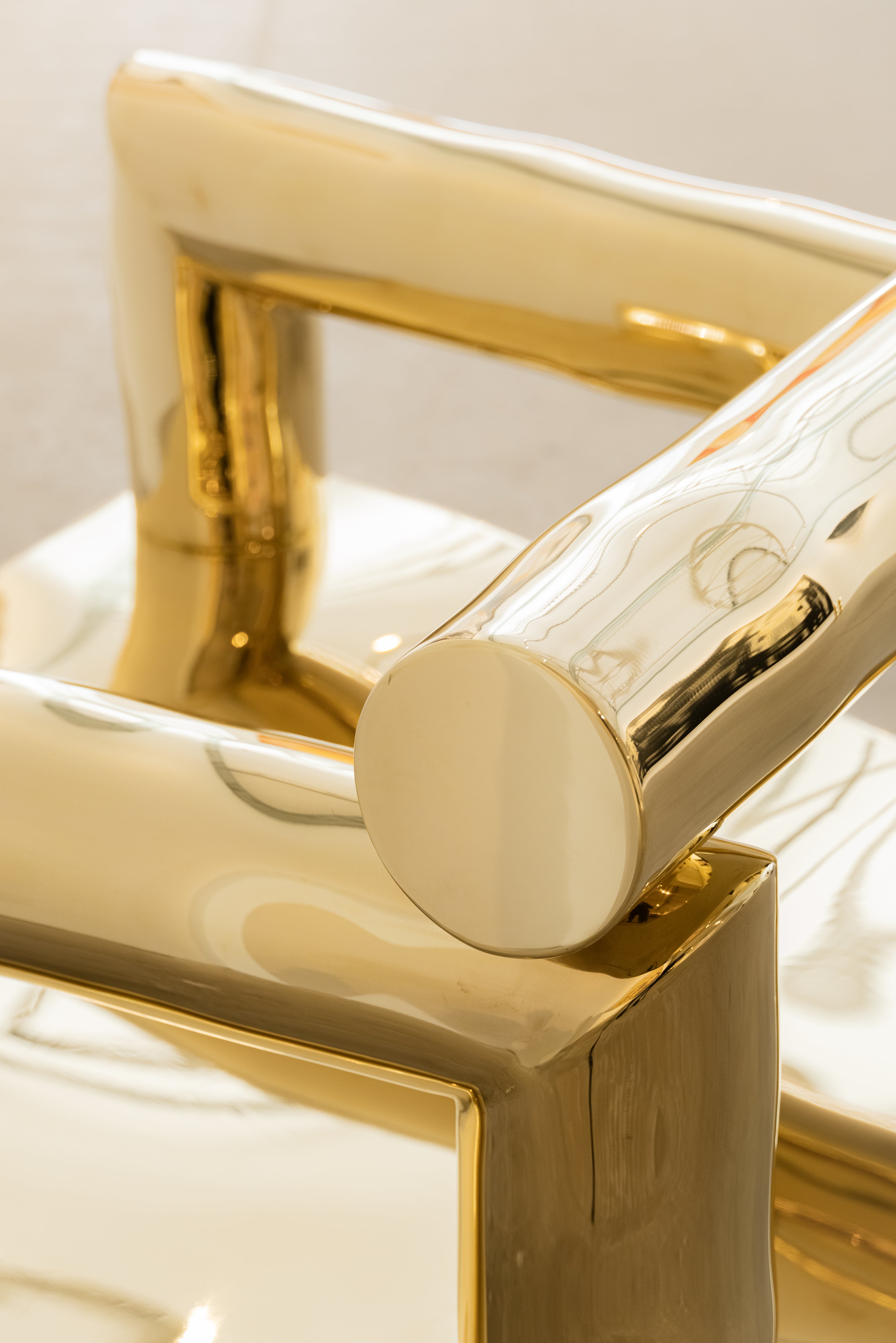 bobi fauteuil signature de victor tison en laiton détail de la repose du dossier