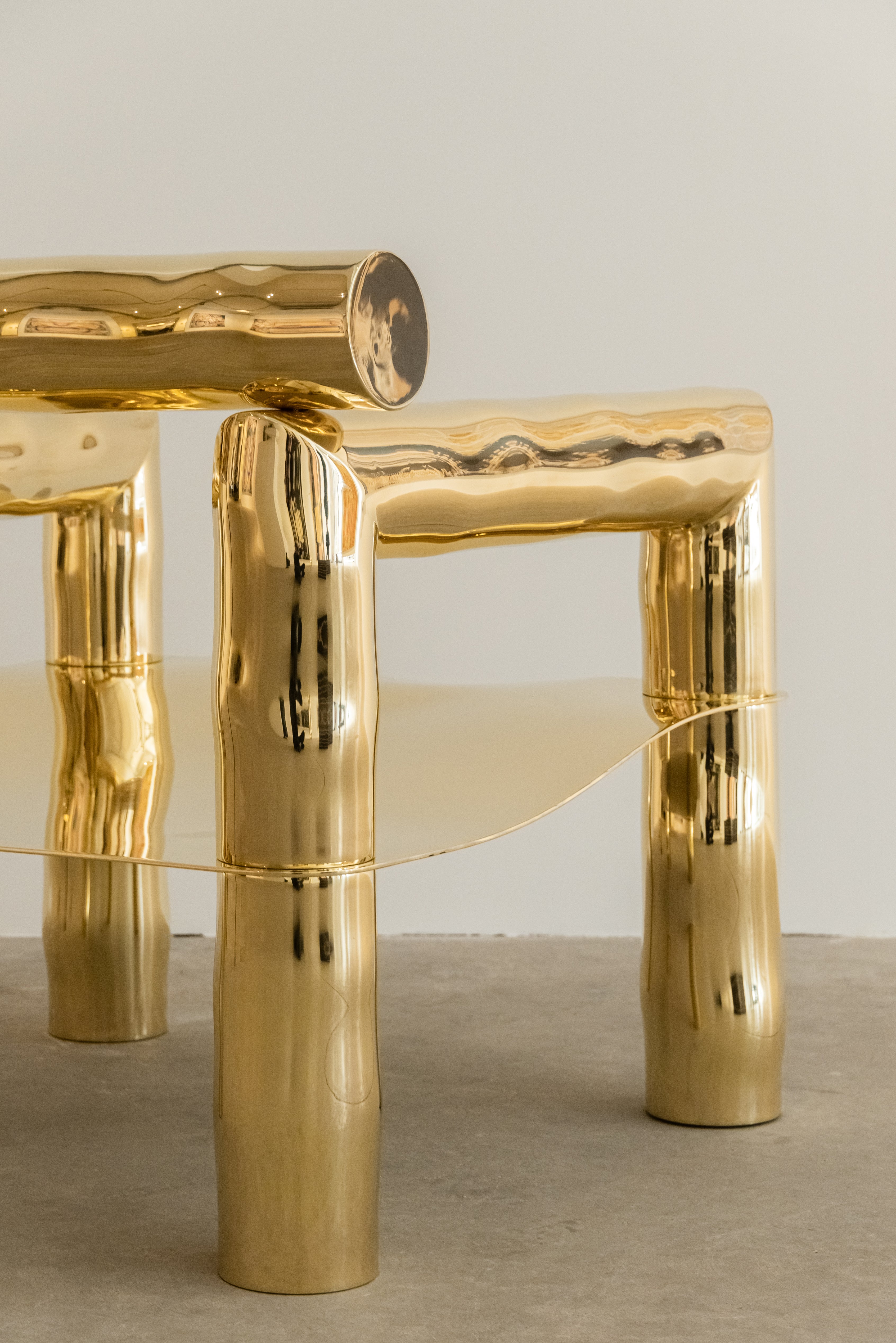 bobi fauteuil signature de victor tison en laiton vue de dos trois quart