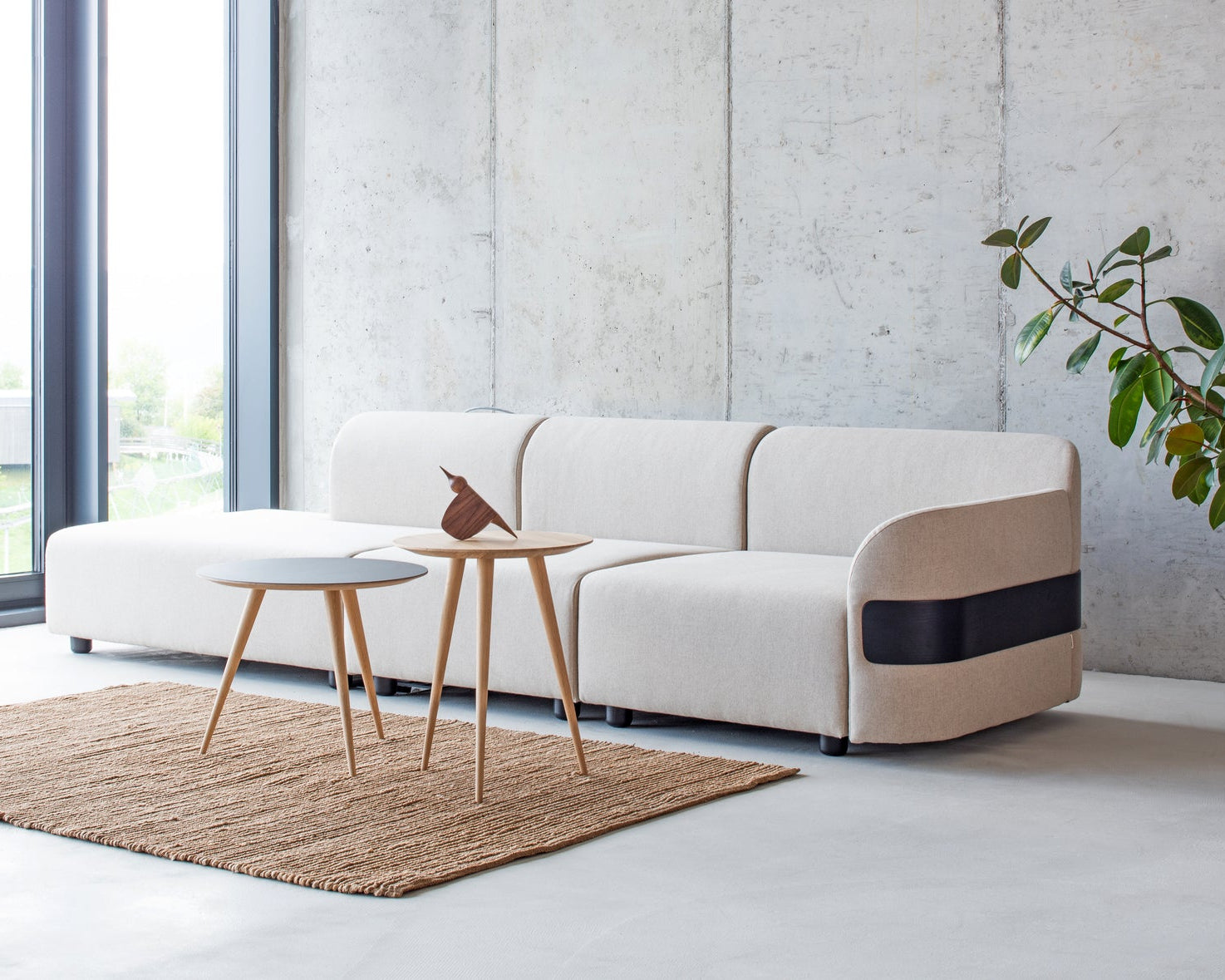 Canapé hugg modular sofa dans sa configuration 3 places ouverture meridienne en prolongement tel que présenté au showroom longitude marseille