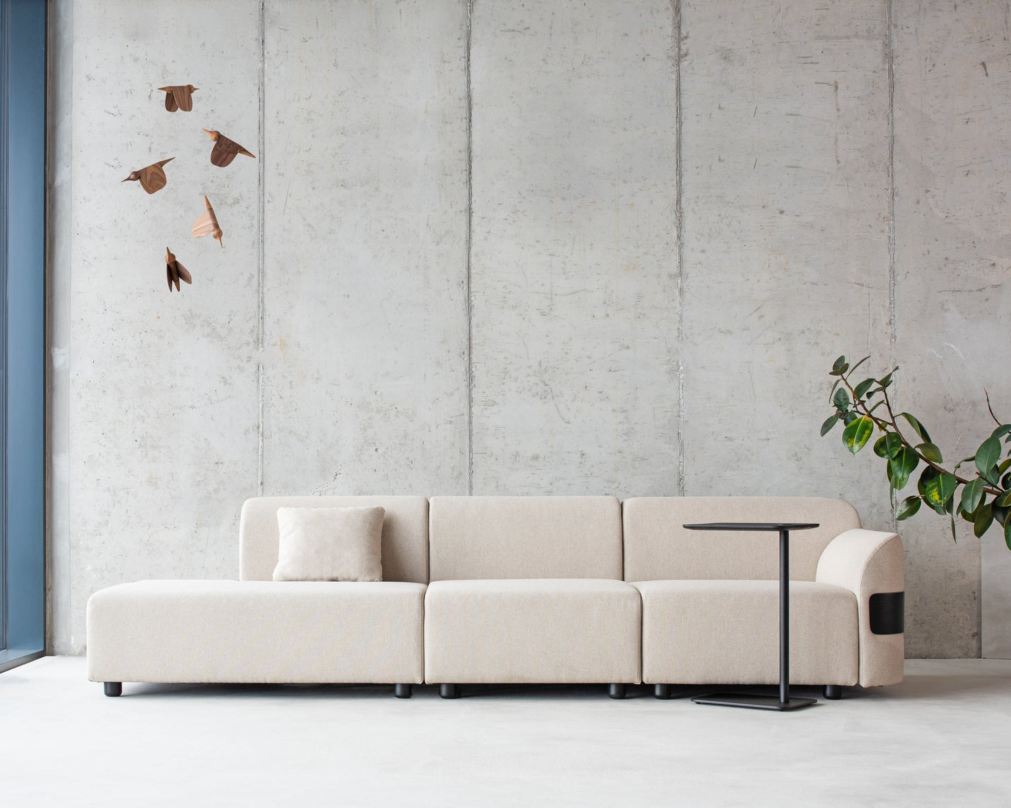 Canapé hugg modular sofa dans sa configuration 3 places ouverture meridienne en prolongement vue de face bord noir tel que présenté au showroom longitude marseille