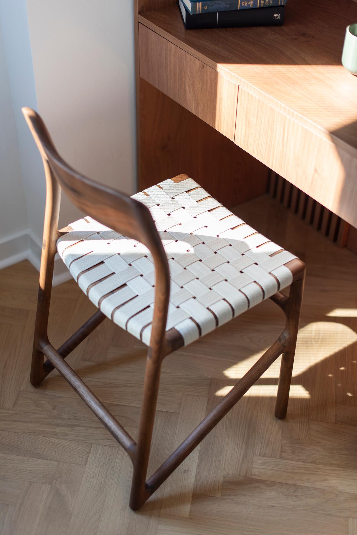 Fawn chair de gazzda en noyer avec  assise en tissage de coton blanc vue de dos pour longitude marseille