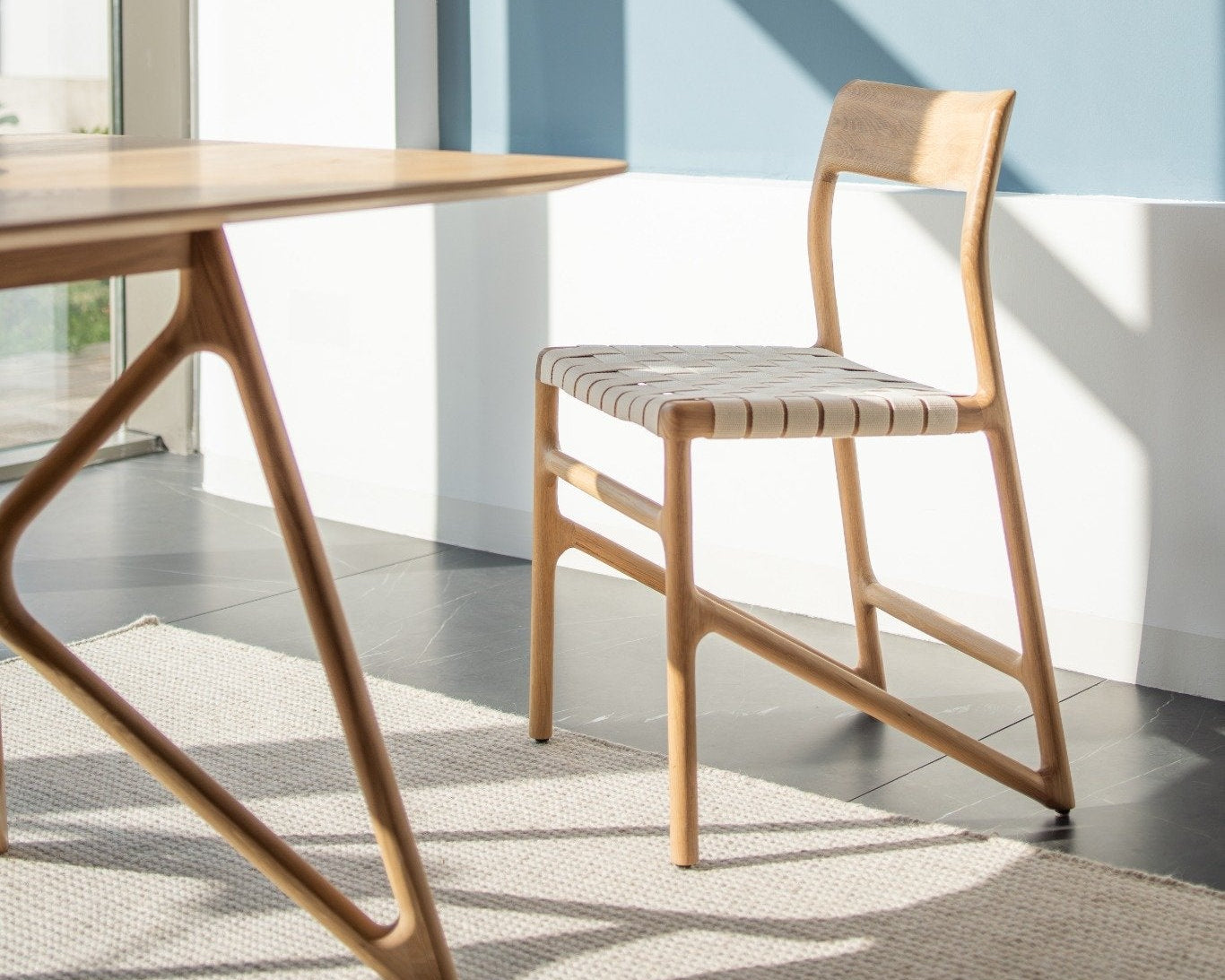 Fawn chair de gazzda en chêne massif naturel avec assise en tissage de coton blanc pour longitude marseille