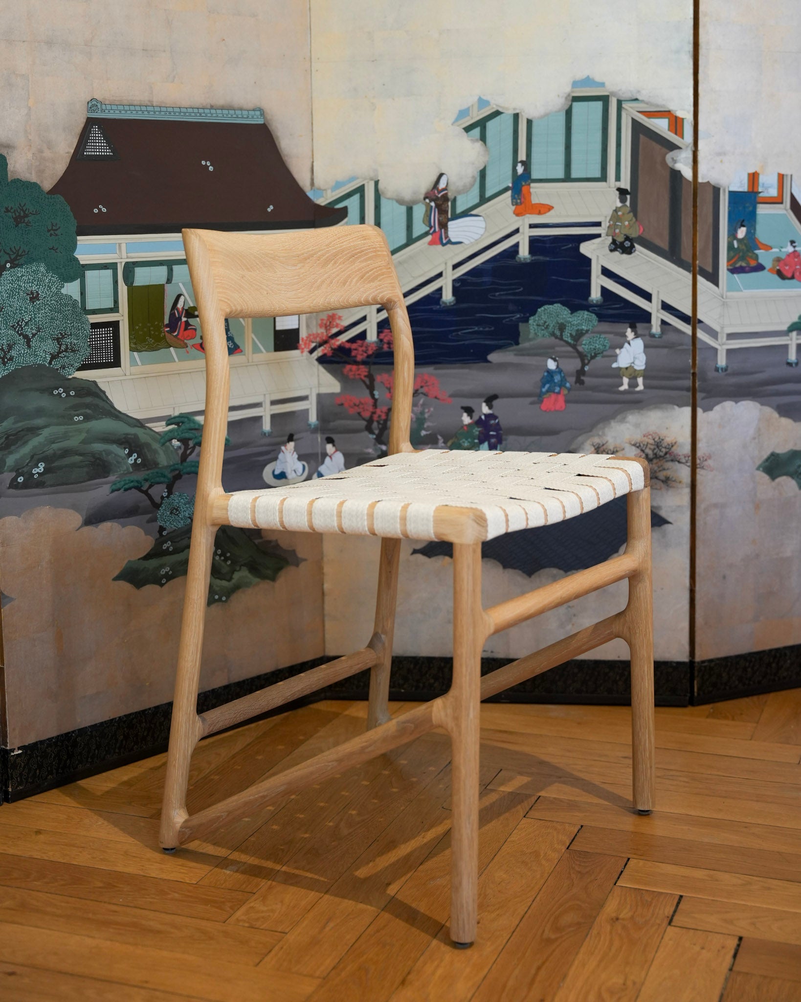 Chaise Fawn, simplicité formelle et équilibre des lignes, savoir faire artisanal du bois massif.