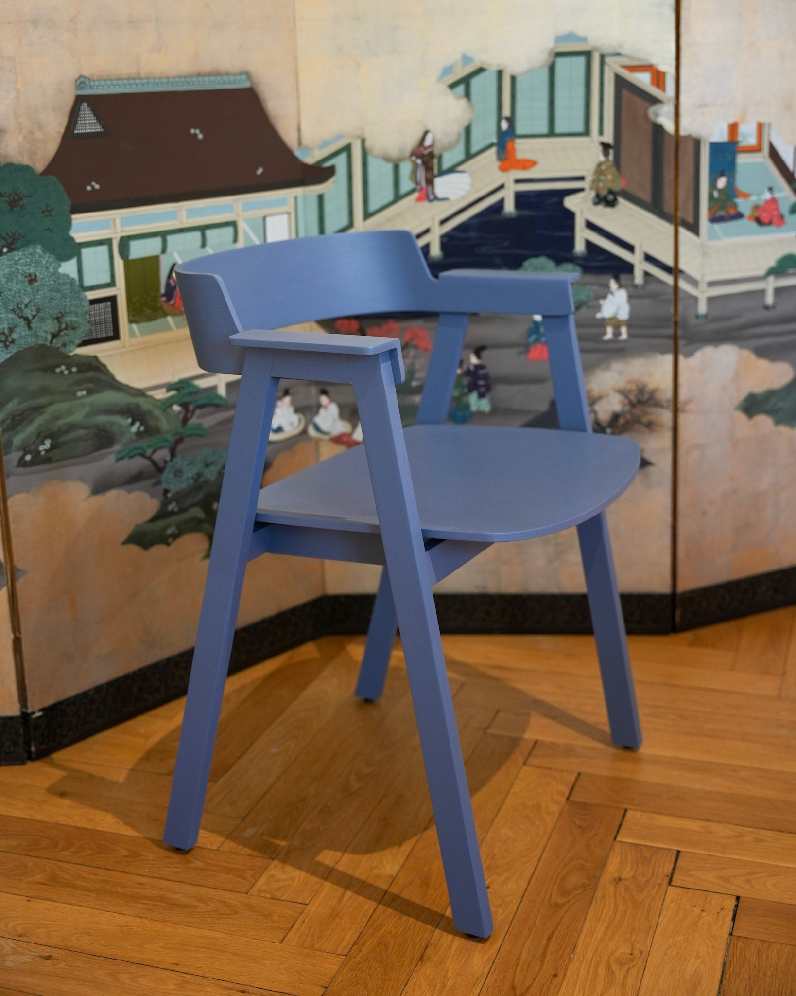 Chaise Flip, fonctionnelle, ludique et colorée pour dynamiser un espace collectif et de partage