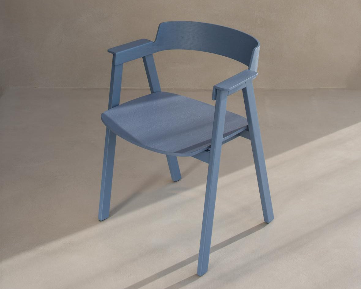 flip chair de gazzda en bleu exposée au showroom longitude de marseille