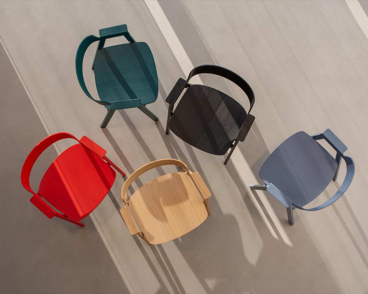 collection de flip chair de gazzda assise en bois collection de 5 couleurs pour longitude marseille