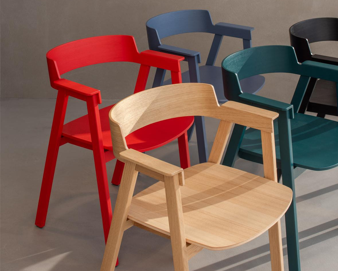 collection de flip chair de gazzda assise en bois collection de 5 couleurs vue latérale pour longitude marseille