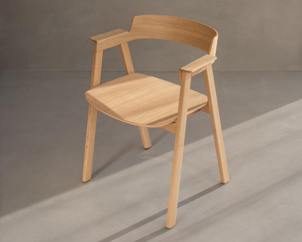 flip chair de gazzda en chêne naturel référencée par longitude marseille