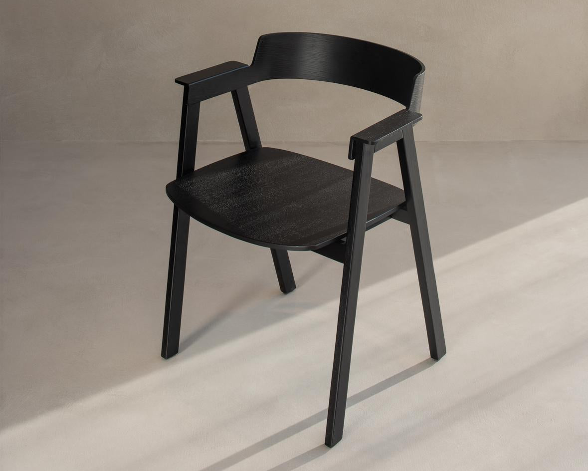 flip chair de gazzda en noir référencée au showroom longitude de marseille
