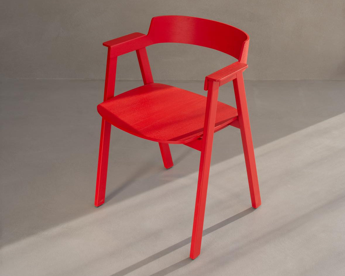 flip chair de gazzda en rouge exposé par longitude marseille