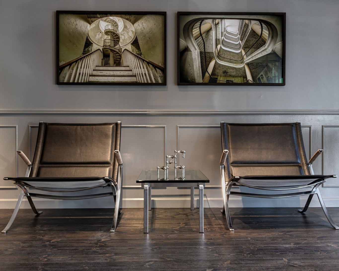 Chaise FX 82X par Preben Fabricius et Jørgen Kastholm, déclinaison du geste créatif de la Grasshopper Chair FK 87, structure en acier chromé, éditée par Lange Production, en duo cuir noir