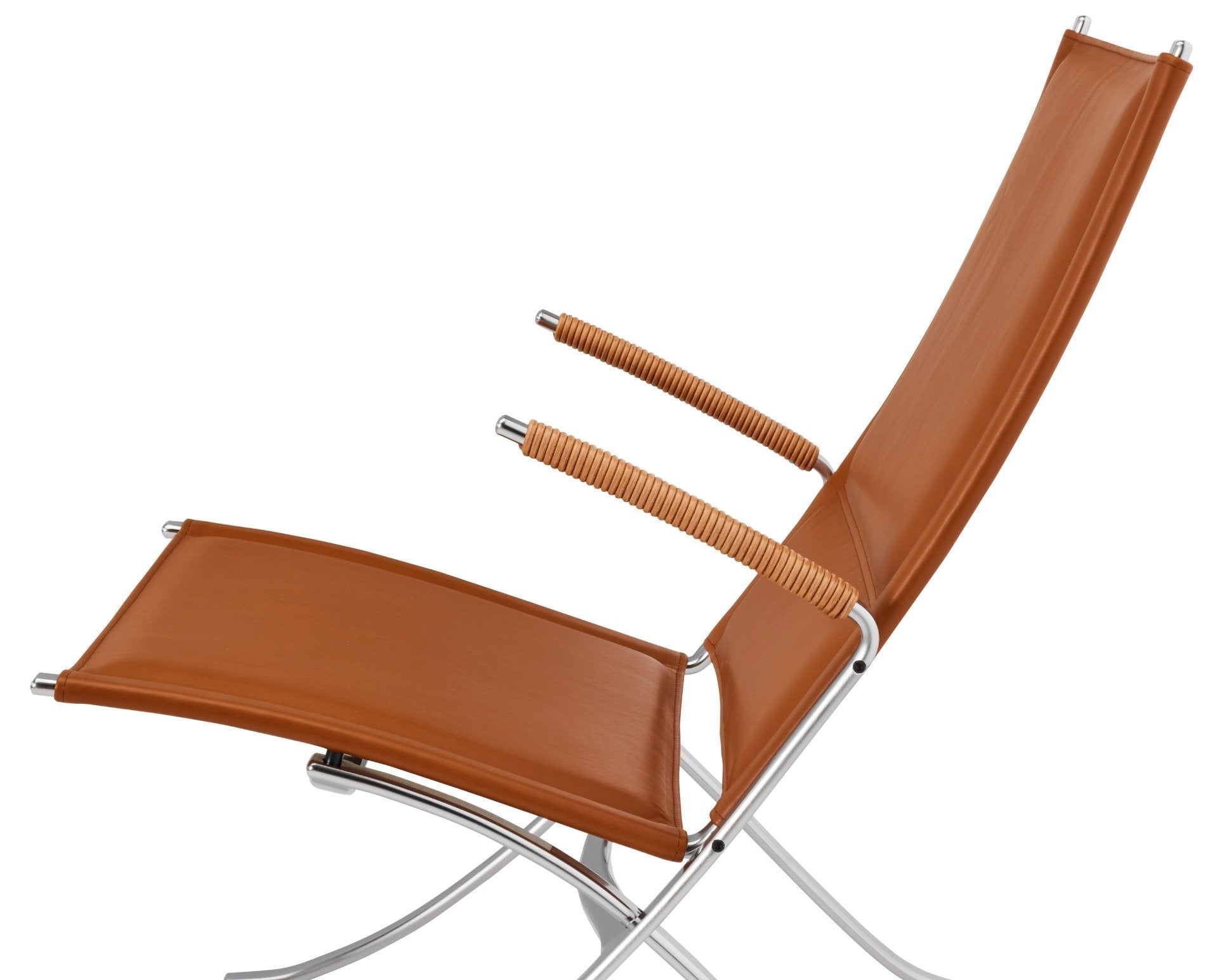 Chaise FX 82X par Preben Fabricius et Jørgen Kastholm, déclinaison du geste créatif de la Grasshopper Chair FK 87, structure en acier chromé, éditée par Lange Production, vue de profil cuir cognac