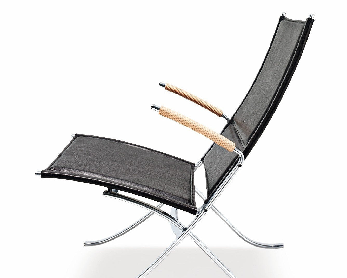 Chaise FX 82X par Preben Fabricius et Jørgen Kastholm, déclinaison du geste créatif de la Grasshopper Chair FK 87, structure en acier chromé, éditée par Lange Production, vue de profil en cuir noir