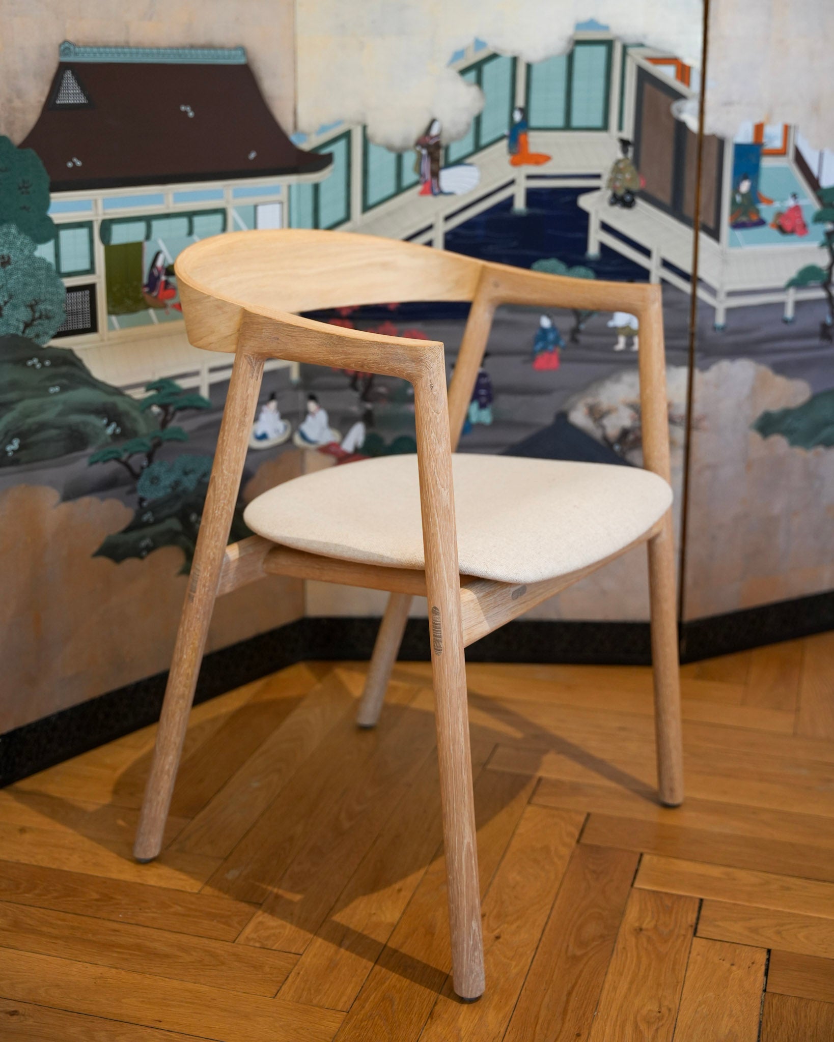 Chaise Muna en chêne massif courbé, design élégant, alliance de robustesse et de légèreté. Assise en chêne.