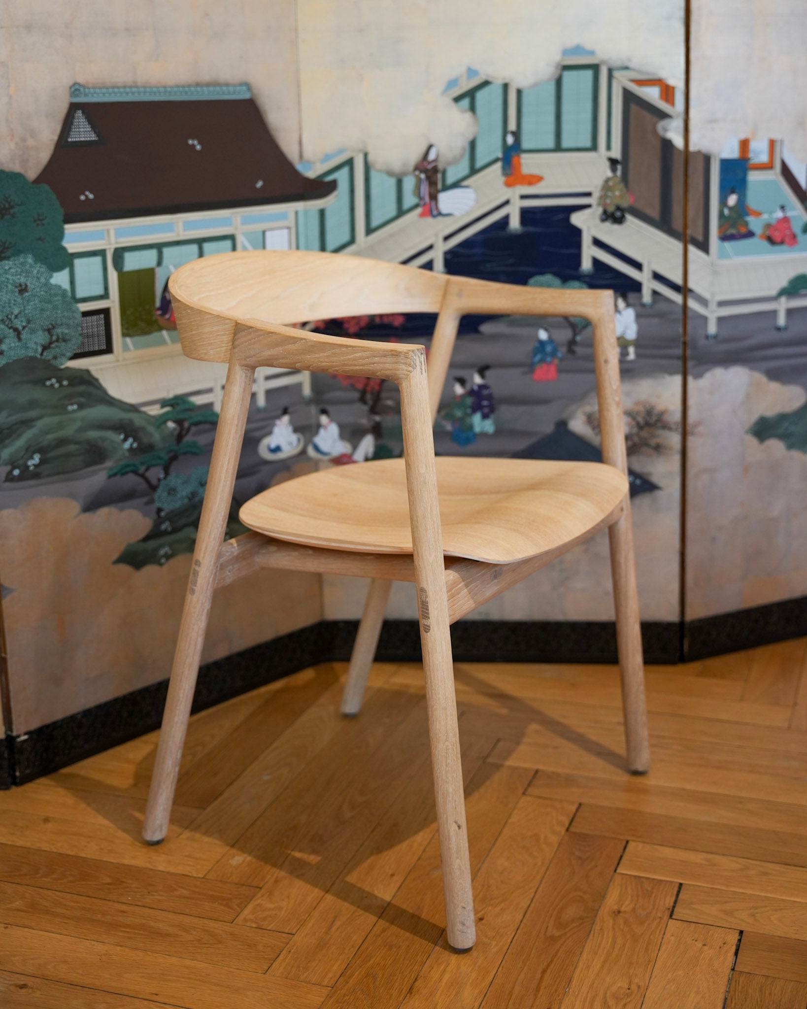 Chaise Muna en chêne massif courbé, design élégant, alliance de robustesse et de légèreté. Assise en chêne.