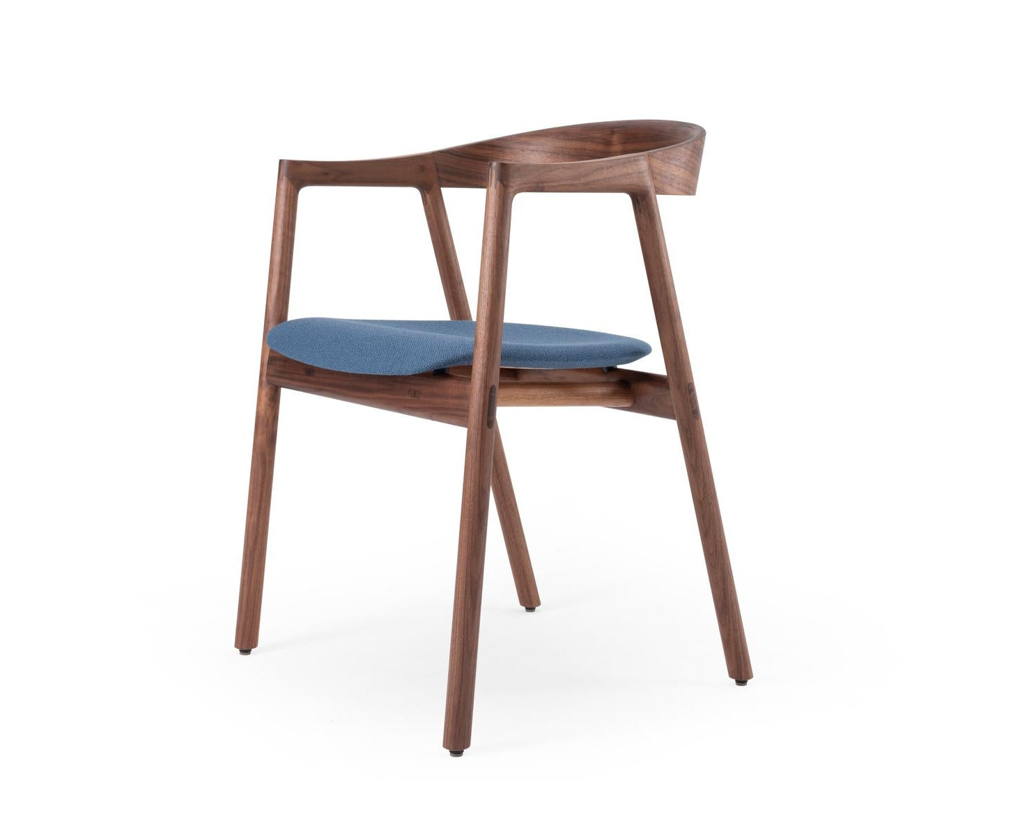 muna chair de gazzda en noyer assise en textile bleu référencé par longitude marseille