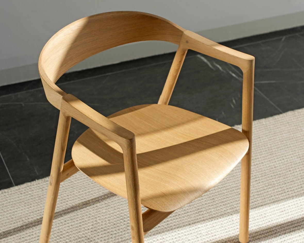 muna chair de gazzda en noyer assise en bois exposé par longitude marseille zoom sur l'assise