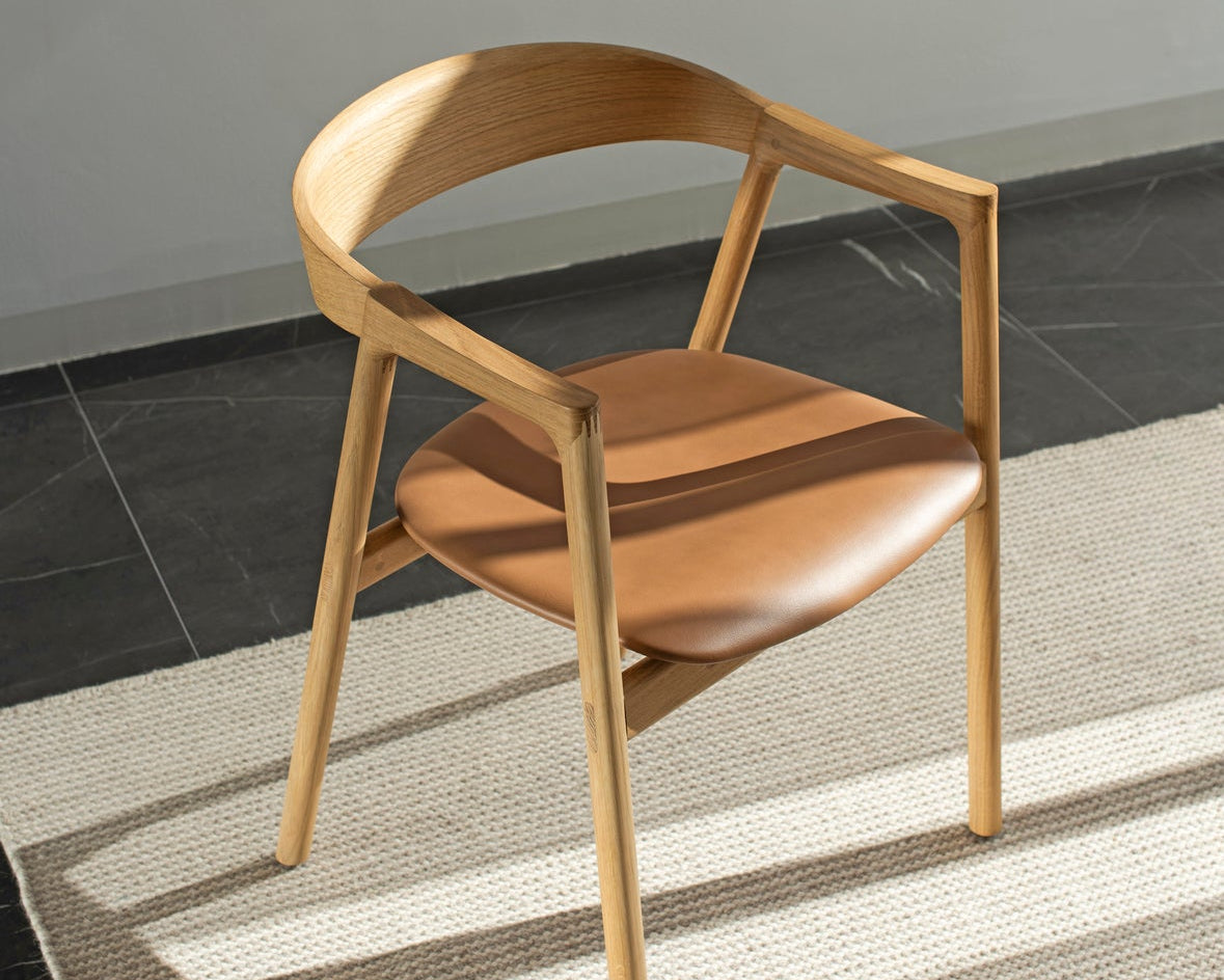 muna chair de gazzda en chêne naturel assise en cuir référencé par longitude marseille