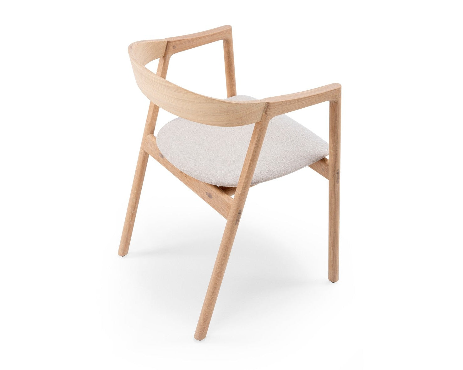 muna chair de gazzda en chêne naturel assise textile exposé par longitude marseille